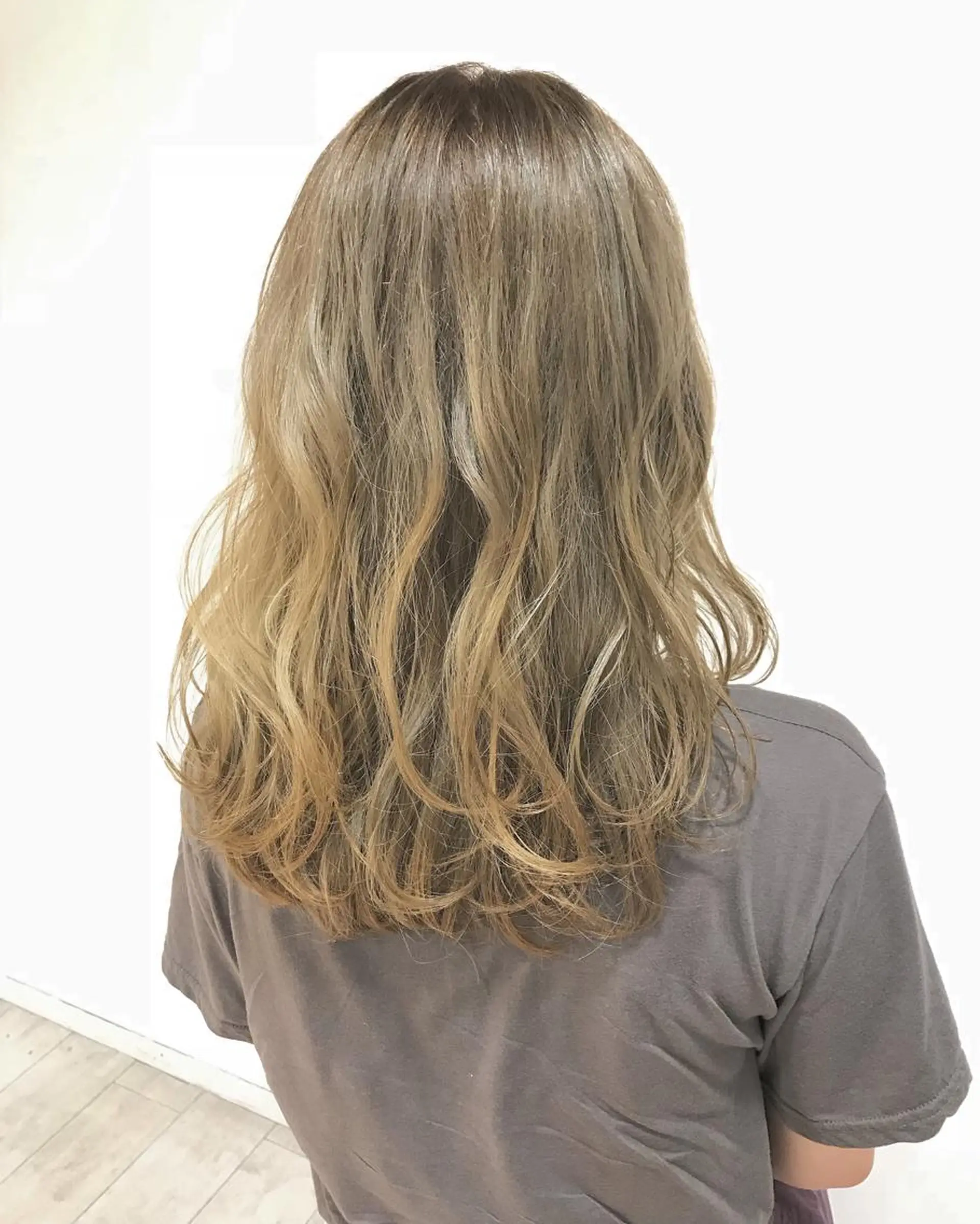 ロング カラー ブリーチ ハイライトカラー イルミナカラー ハイライト ヘアカラー トリートメント chiyo yasuのヘアスタイル
