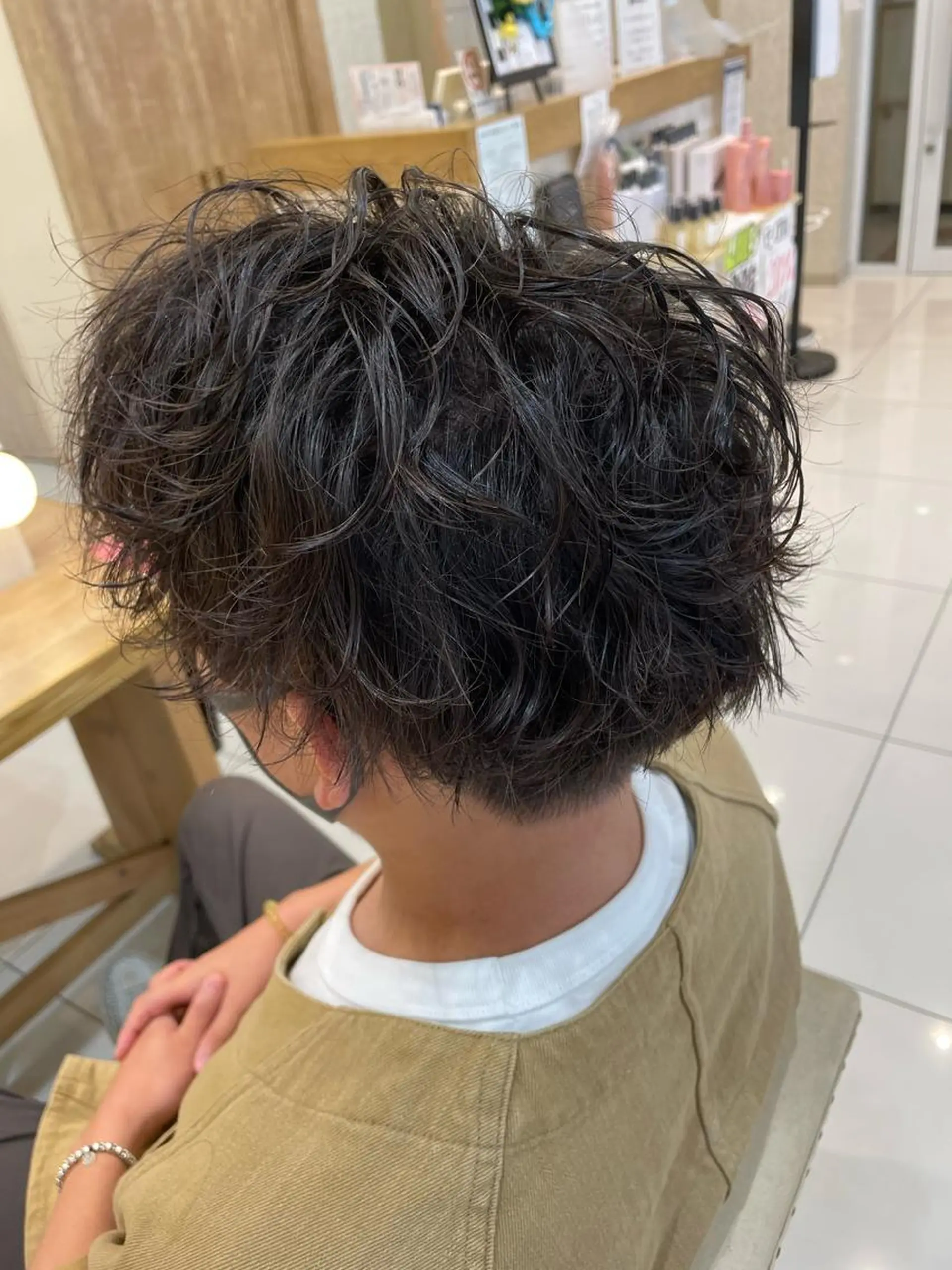 ミディアム パーマ メンズ ミディアムパーマ メンズブリーチ メンズパーマ 波巻きパーマ くせ毛 メンズ曲がる縮毛矯正 /本厚木/駅近3分のヘアスタイル