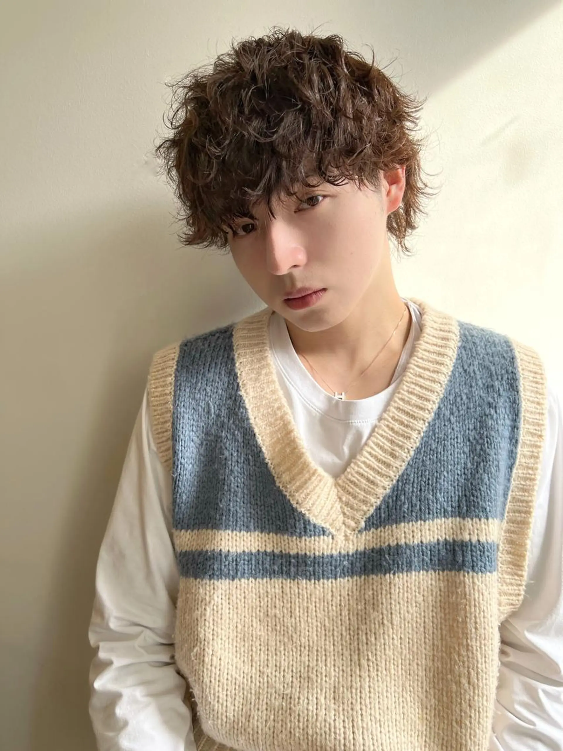 パーマ メンズ センターパート フェードカット メンズハイトーン カルマパーマ メンズ韓国風 カット パーマ ヘアセット メンズStylist 山根慧のヘアスタイル