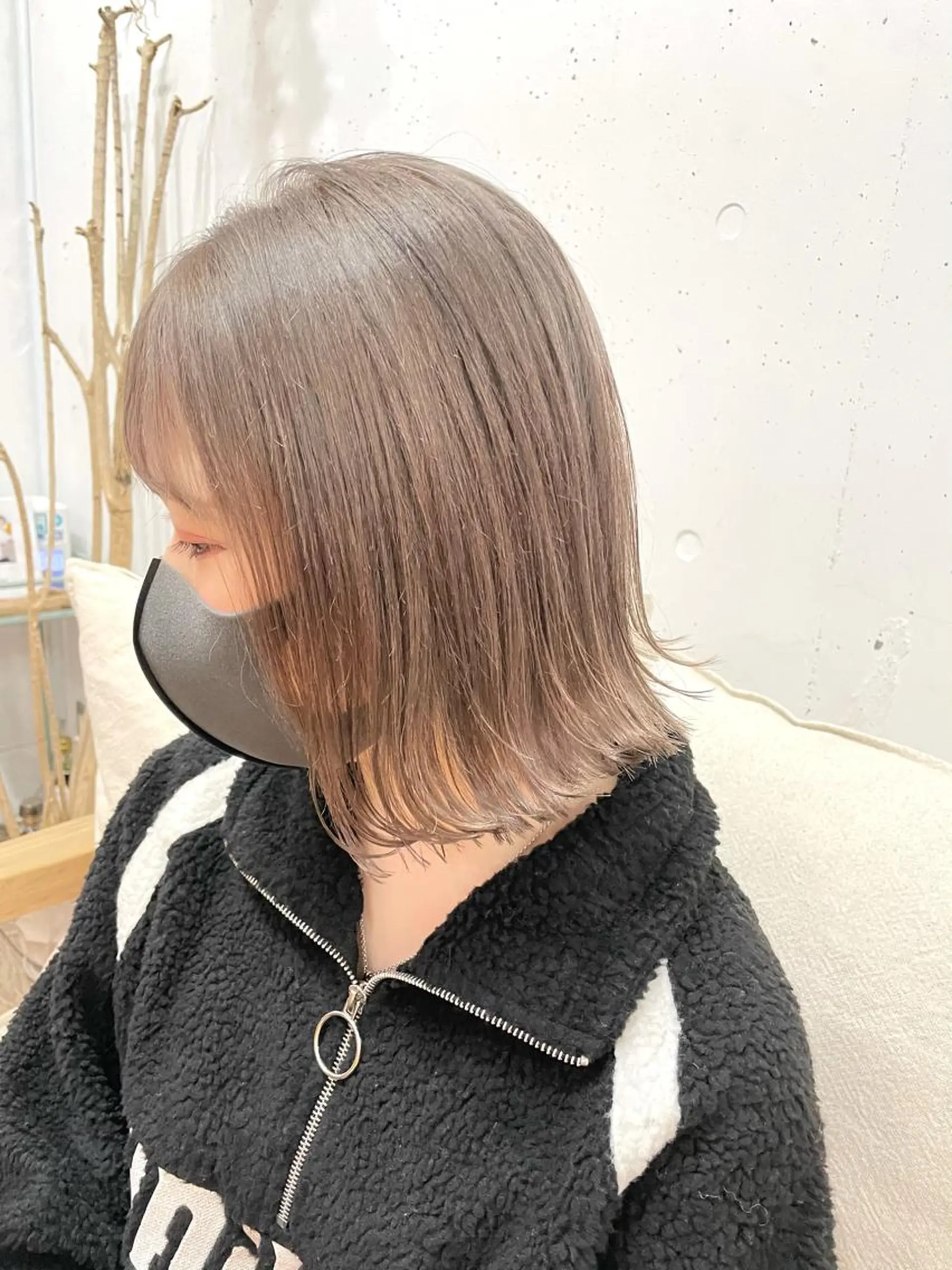 ミディアム カラー 切りっぱなしボブ ベージュカラー ミルクティーベージュ ボブ カット ヘアカラー chama レイヤーカットのヘアスタイル