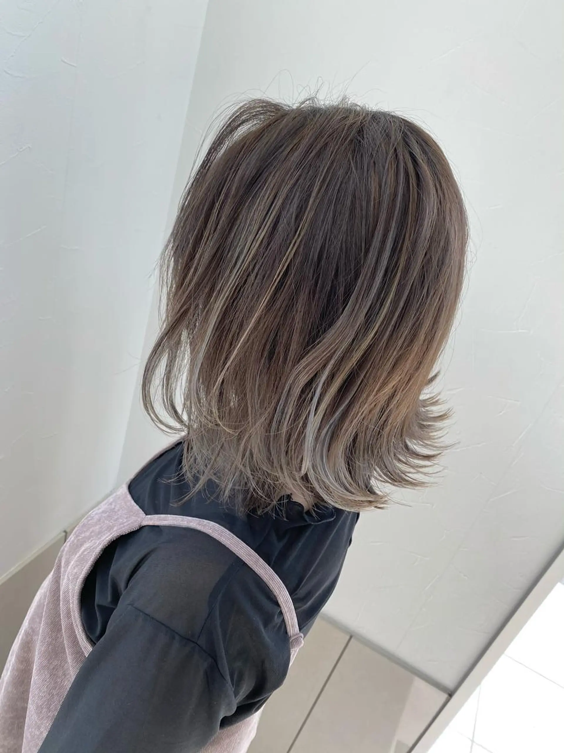 ミディアム カラー グレージュ ハイライトカラー ハイライト シェアサロンR所属・川合 勇気のヘアスタイル