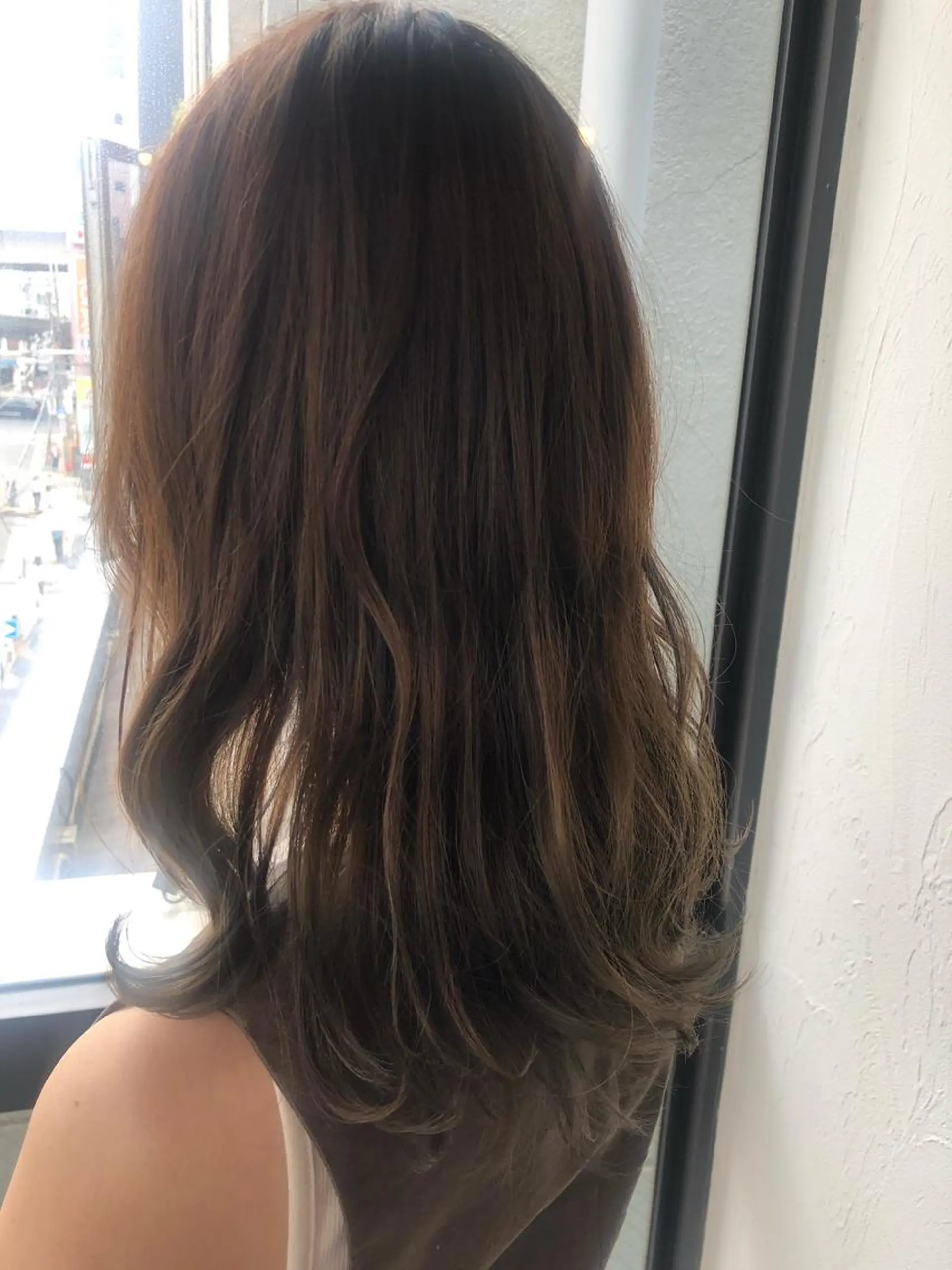 セミロング カラー 髪質改善&ブリーチ 伊勢 祐一郎のヘアスタイル