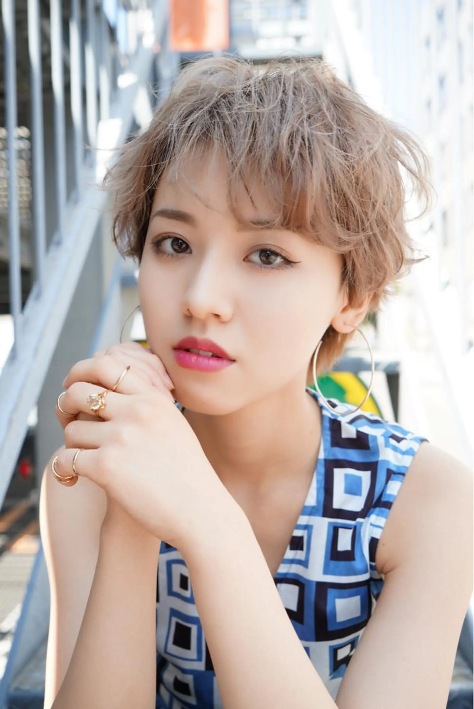 ショート カラー ベージュカラー ハイトーンカラー ホワイトベージュ ショートヘア 加藤 あやみのヘアスタイル
