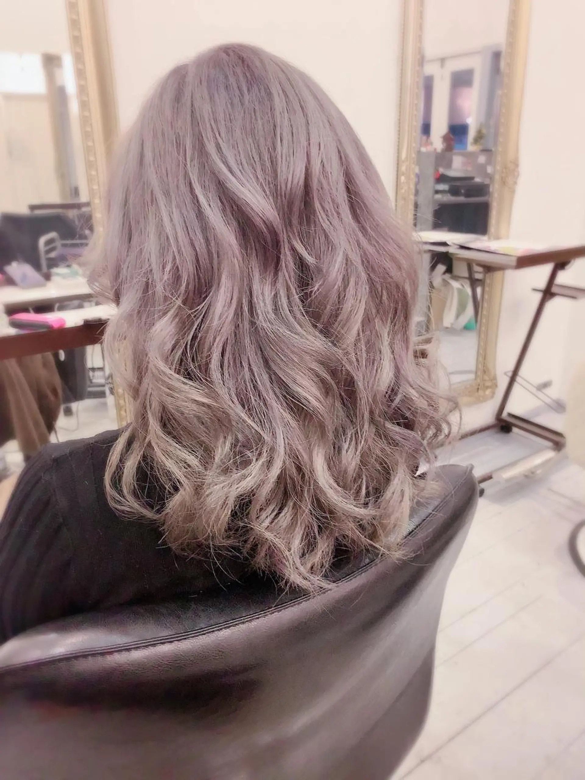 ミディアム カラー ブリーチ シルバー バイオレットカラー カット ヘアカラー トリートメント 🍀Moda by Grande🍀のヘアスタイル