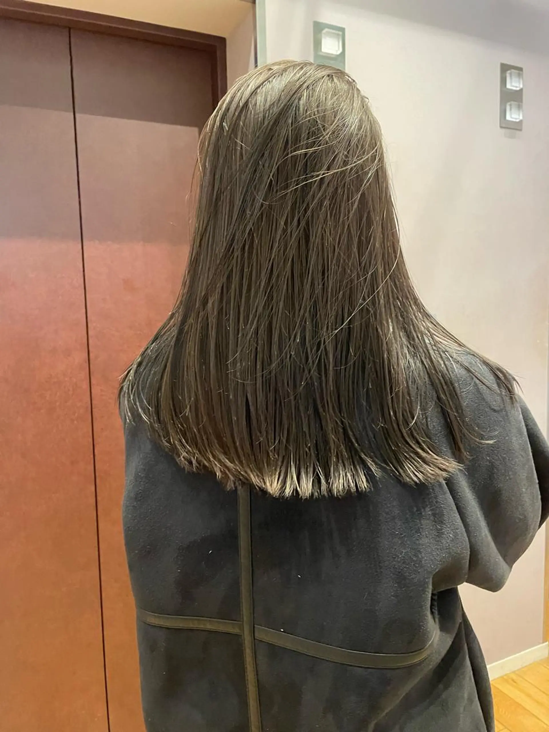 カラー アッシュ ブリーチ 透明感カラー ラベンダーカラー ブリーチなしカラー TOI所属・内野 龍海 / レイヤーカットのヘアスタイル