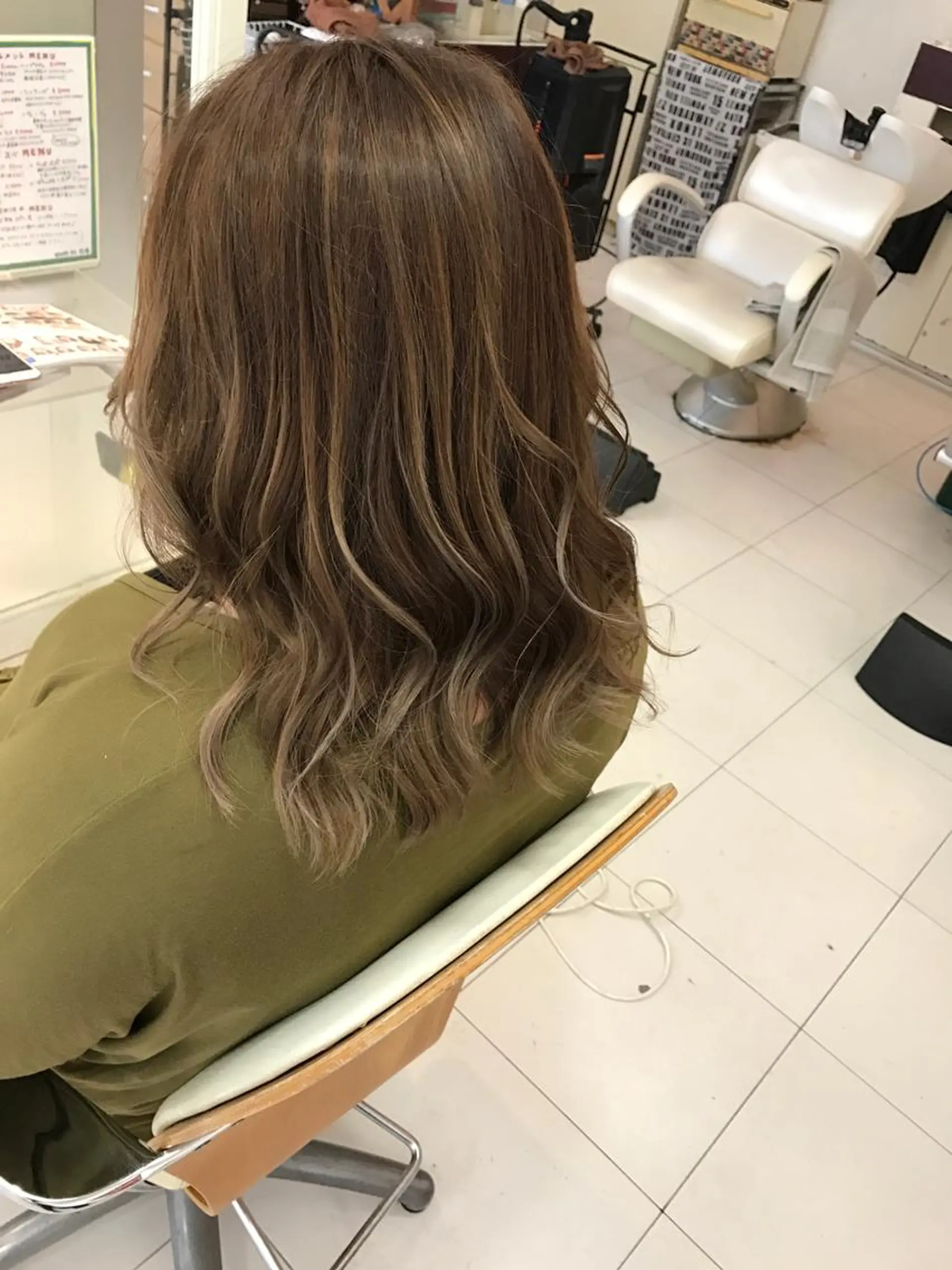 ミディアム カラー ベージュカラー ハイライトカラー ハイライト D.log 大和西大寺店所属・川崎 雅大のヘアスタイル