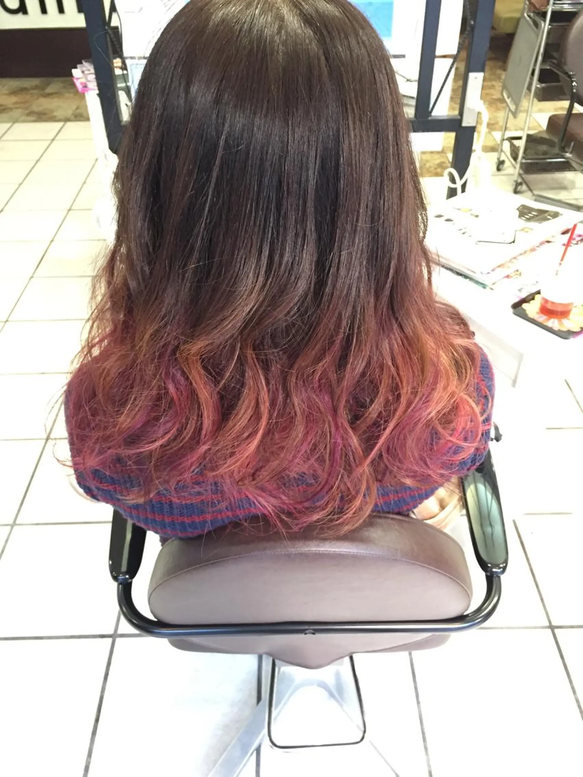 ミディアム セミロング カラー グラデーションカラー レッドカラー Cloud 9　【クラウド ナイン】所属・西村 達哉のヘアスタイル