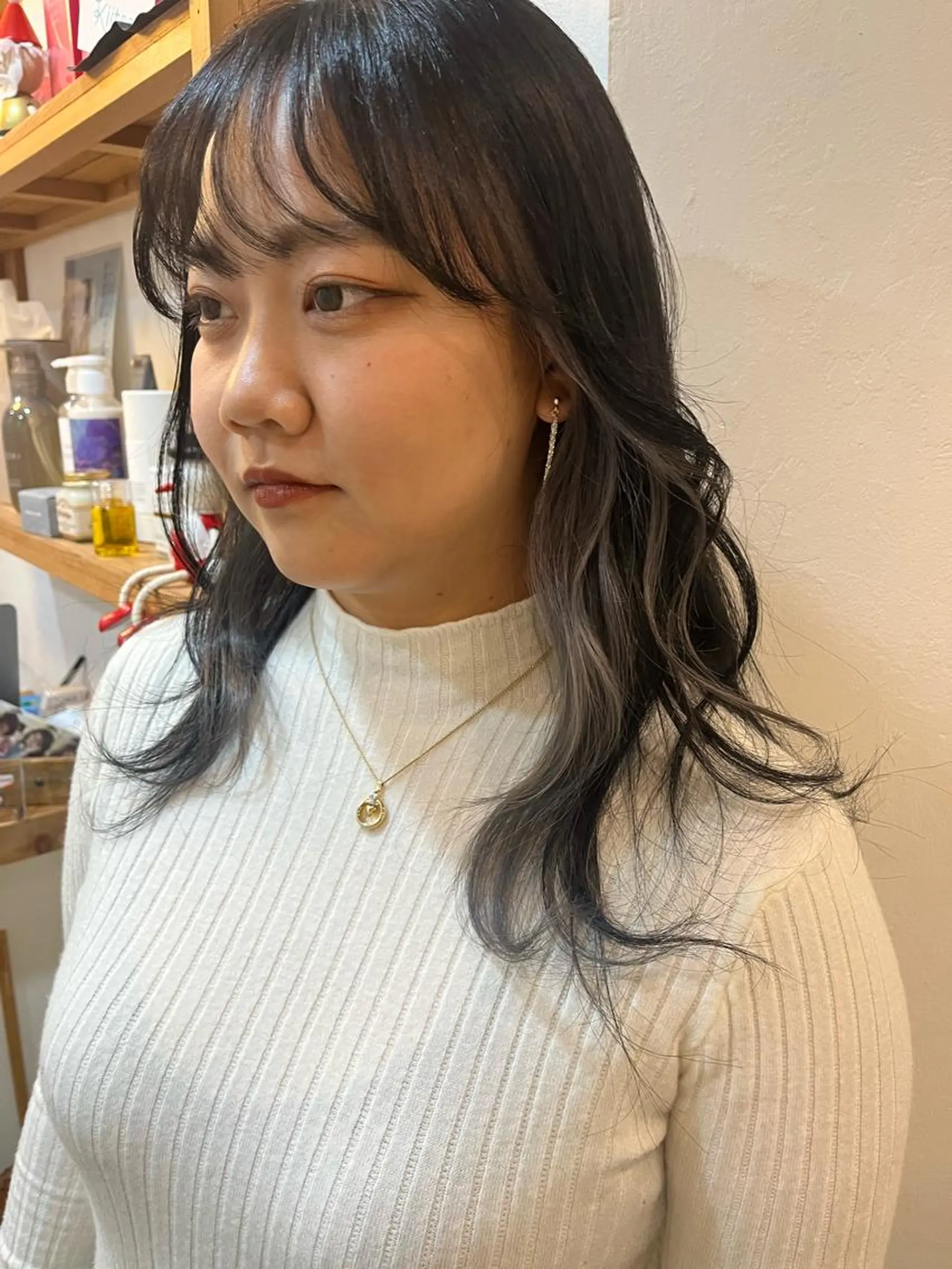 ロング カラー パーマ ヘアアレンジ メンズ デザインカラー シルバー pu+on. nailworks所属・fuyumi / ニュアンスネイルのネイルデザイン