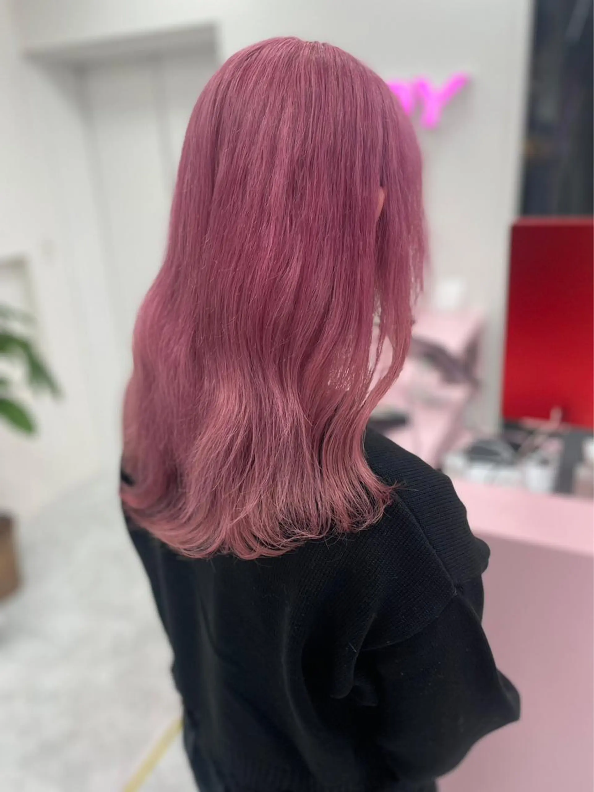 ミディアム ❤︎ワンホンガーリー なハイトーンヘア❤︎のヘアスタイル