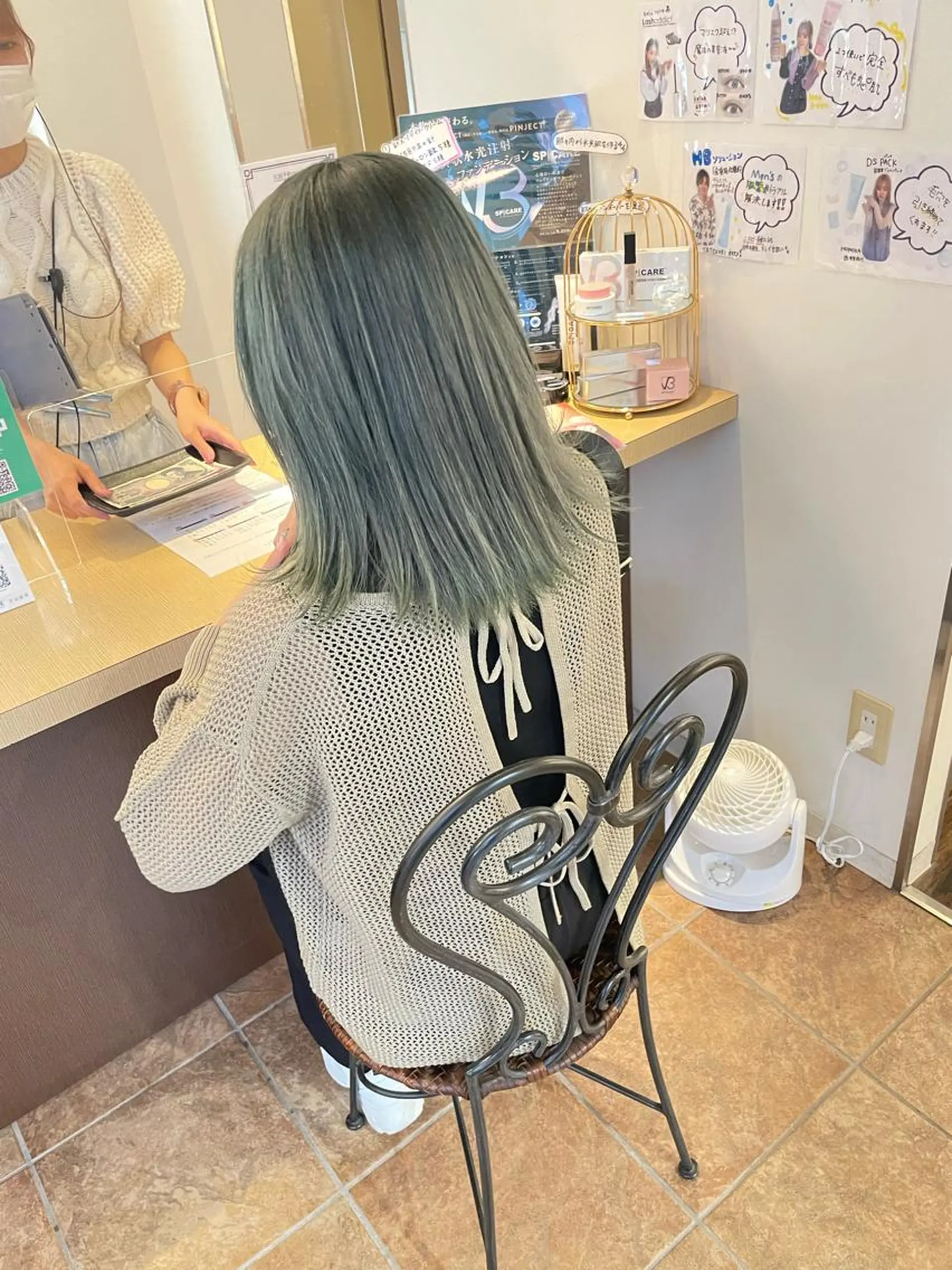 ミディアム カラー ブリーチ グレージュ オリーブグレージュ オリーブグレー ヘアカラー トリートメント ダメージレスブリーチ HIROSHIのヘアスタイル