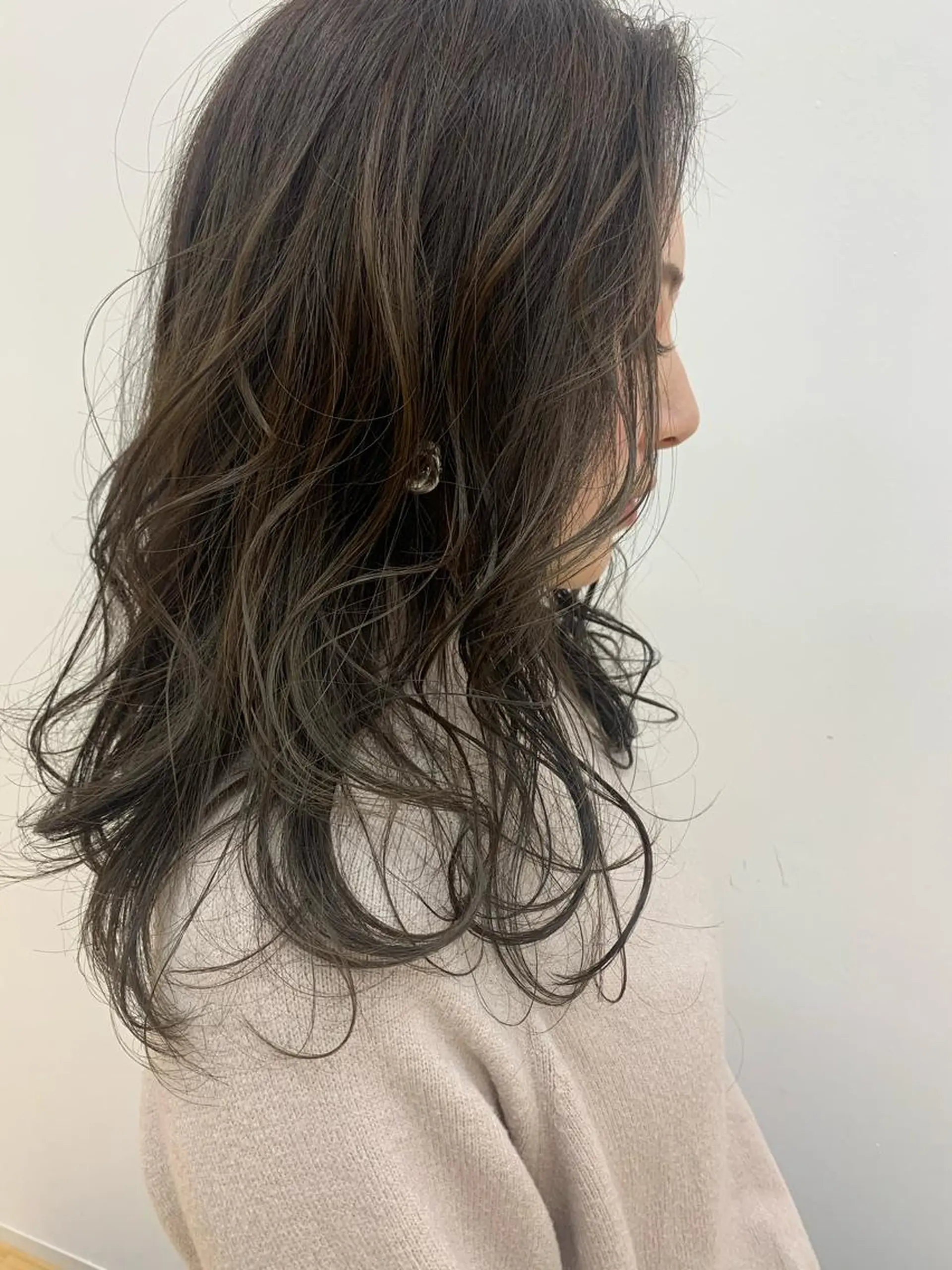 セミロング アッシュ カット ヘアカラー loe平尾山荘店所属・梅本 有希のヘアスタイル