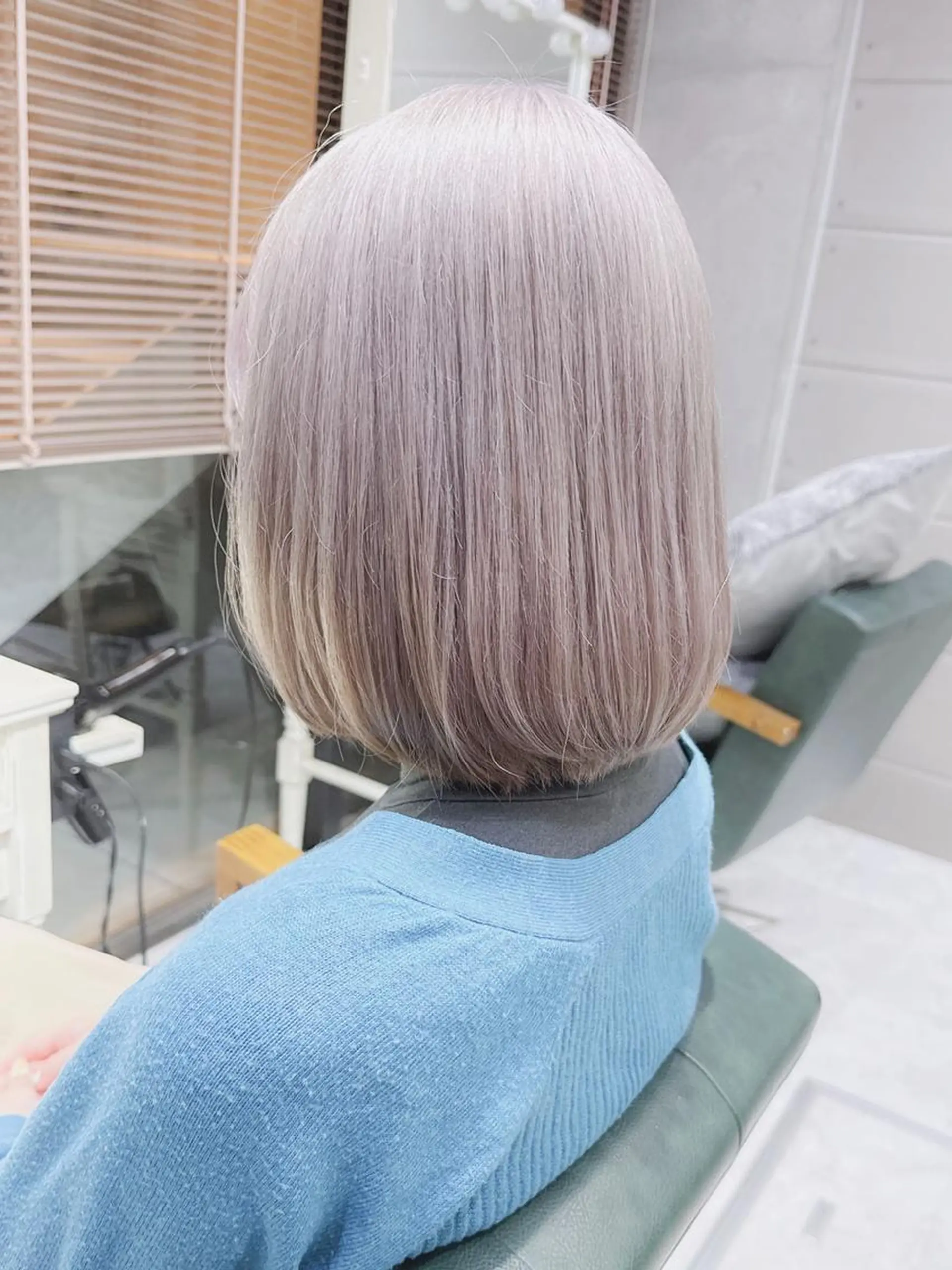 ミディアム カラー ヘアアレンジ ベージュカラー ハイトーンカラー シルバー ホワイトベージュ ホワイトシルバー 𝐑𝐈𝐍𝐊𝐀 🐷🖤のヘアスタイル