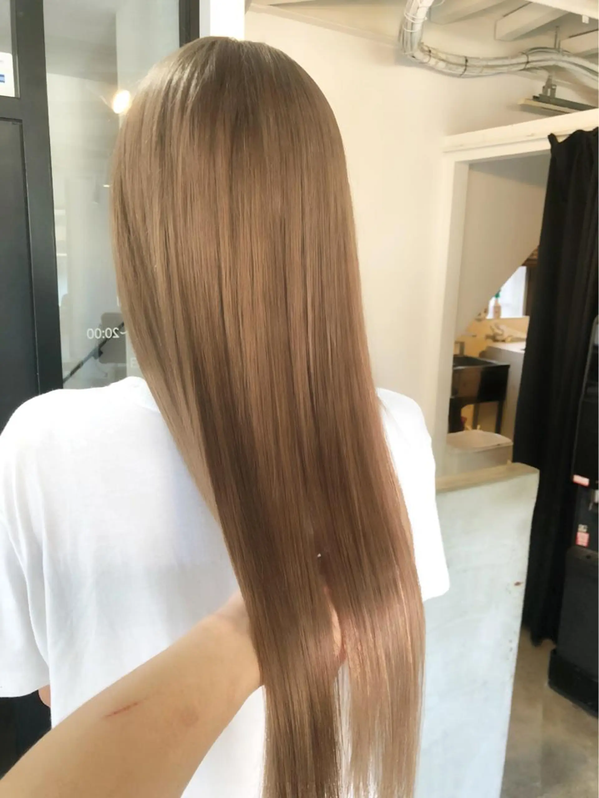 ロング カラー ヘアアレンジ ベージュカラー ハイトーンカラー ミルクティーベージュ カット ヘアカラー トリートメント エクステ ヘアセット alpha. カラーエクステ下妻のヘアスタイル