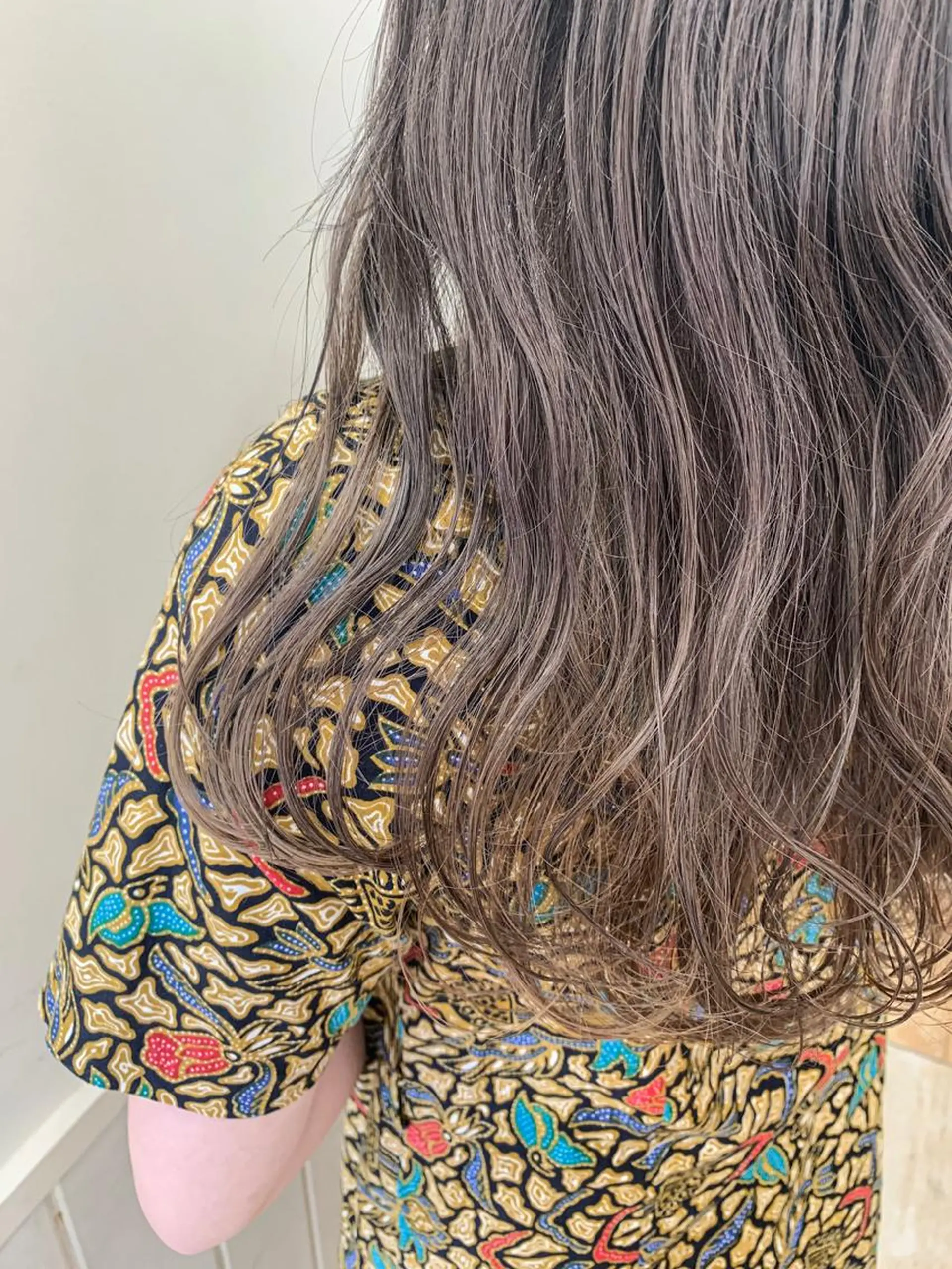 ロング カラー アッシュ ベージュカラー ブリーチ 透明感カラー グレージュ カット ヘアカラー トリートメント ぱつっとボブ/ 小野あかねのヘアスタイル