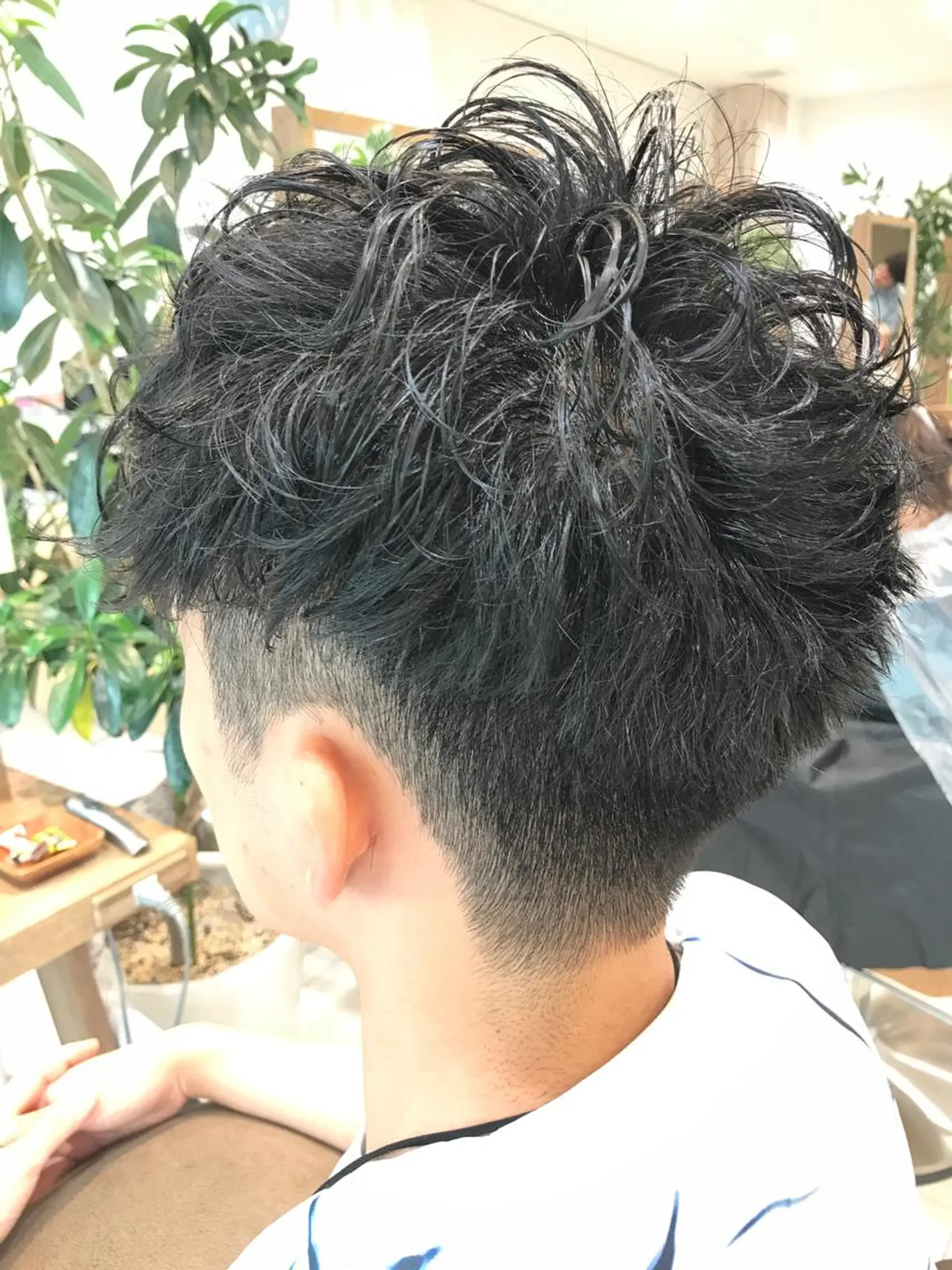 ショート カラー パーマ メンズ メンズパーマ メンズショート 刈り上げ 黒髪 ブルーカラー Vir by browのヘアスタイル