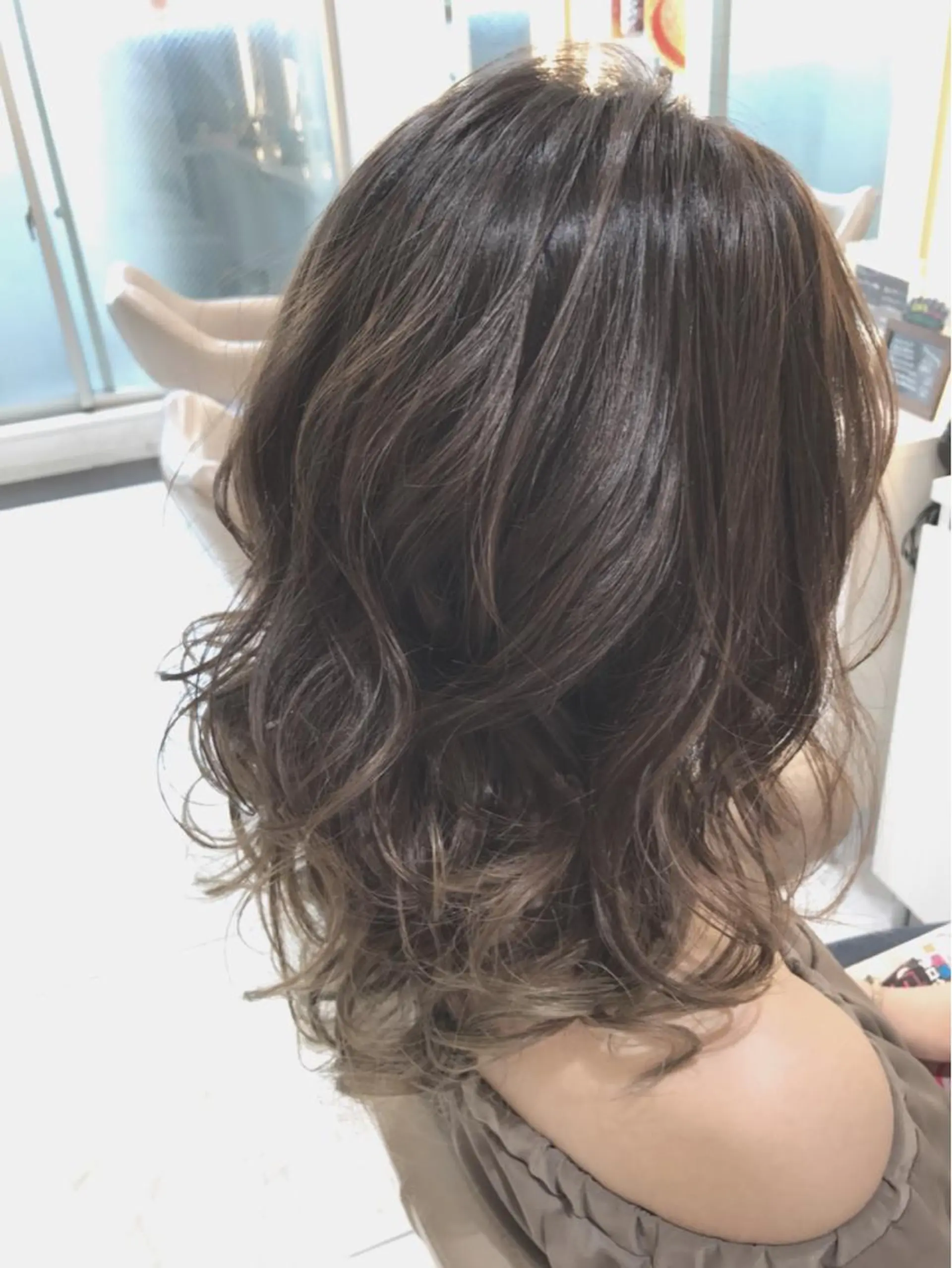 ミディアム カラー 透明感カラー グラデーションカラー グレージュ ハイライトカラー カーキグレージュ 山崎俊輔/髪質改善 /バレイヤージュのヘアスタイル