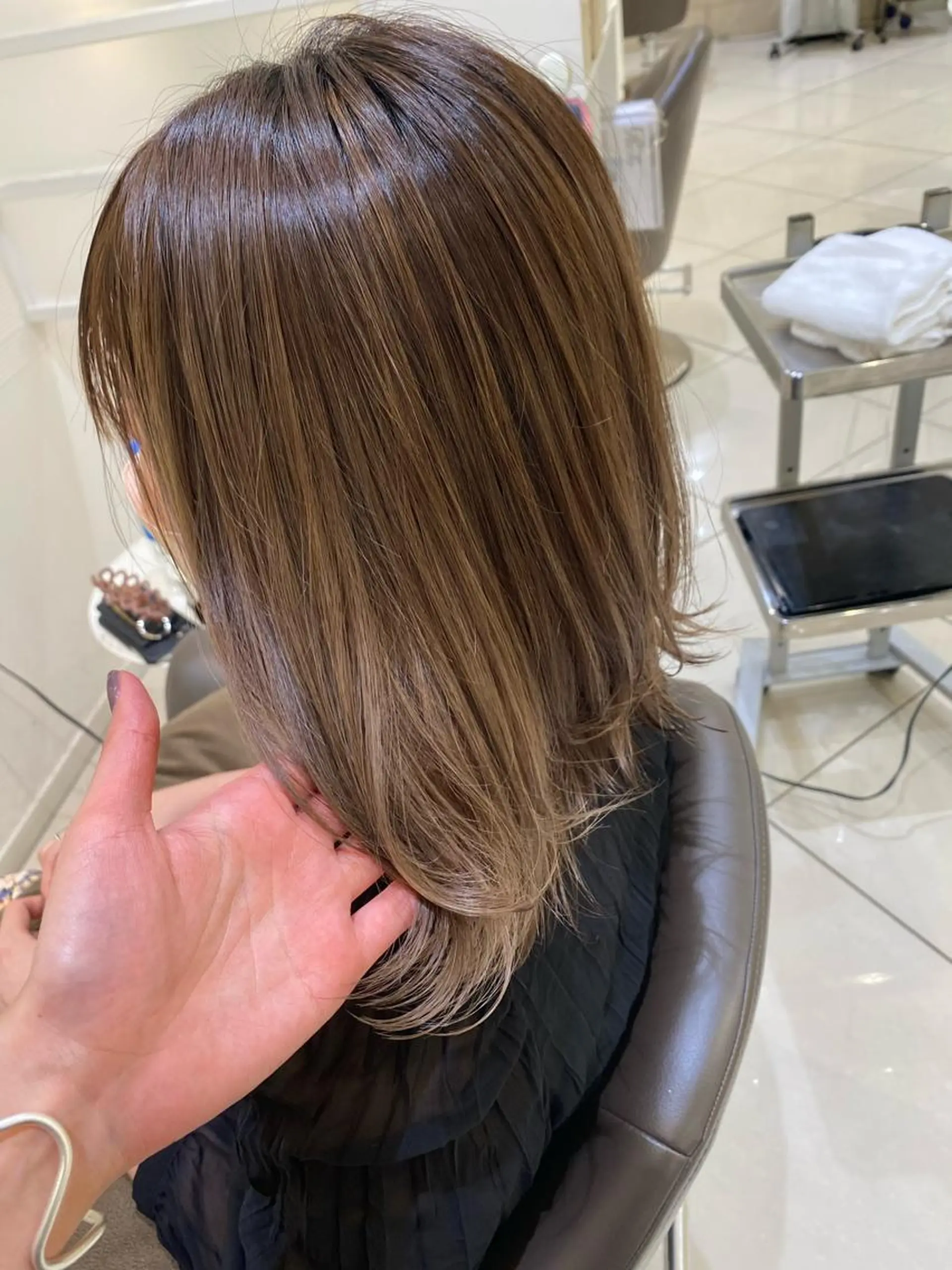 ミディアム カラー カット ヘアカラー トリートメント プレイングカラー🤍 細めハイライトのヘアスタイル