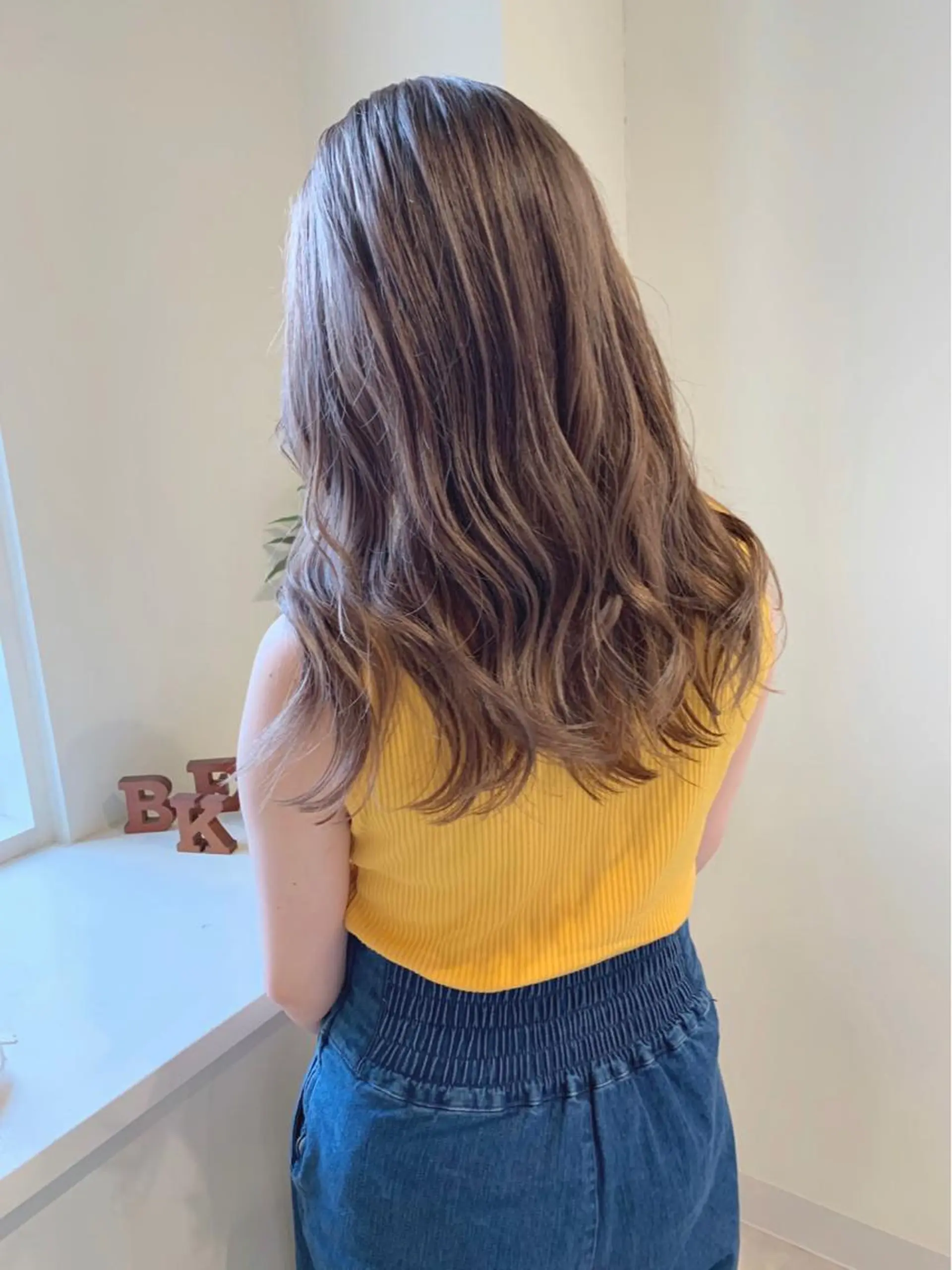 ミディアム カラー グレージュ ハイライトカラー ミルクティーグレージュ ハイライト 清水 亮太/赤み消しカラーのヘアスタイル