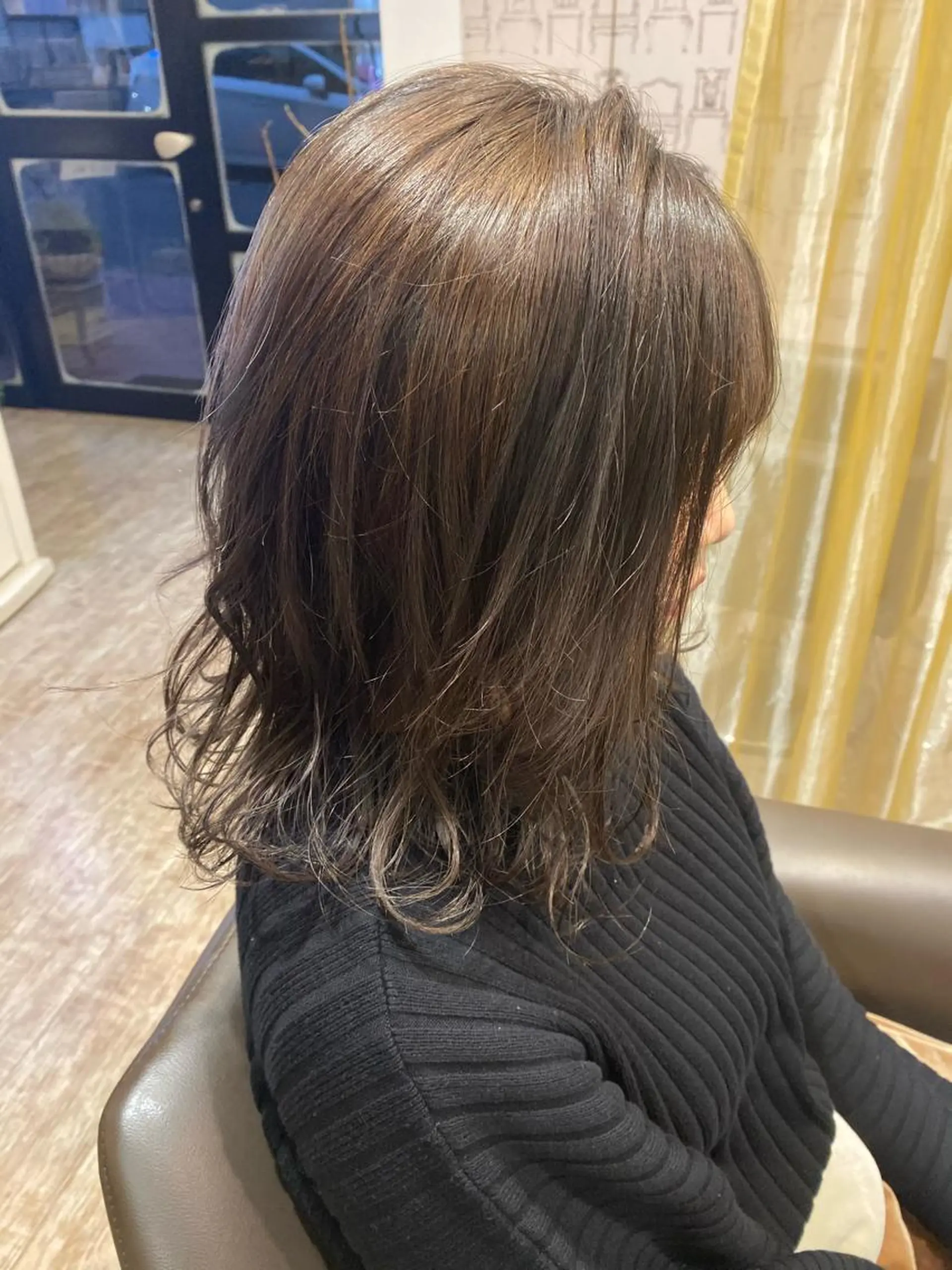 ミディアム 伊藤 康乃のヘアスタイル
