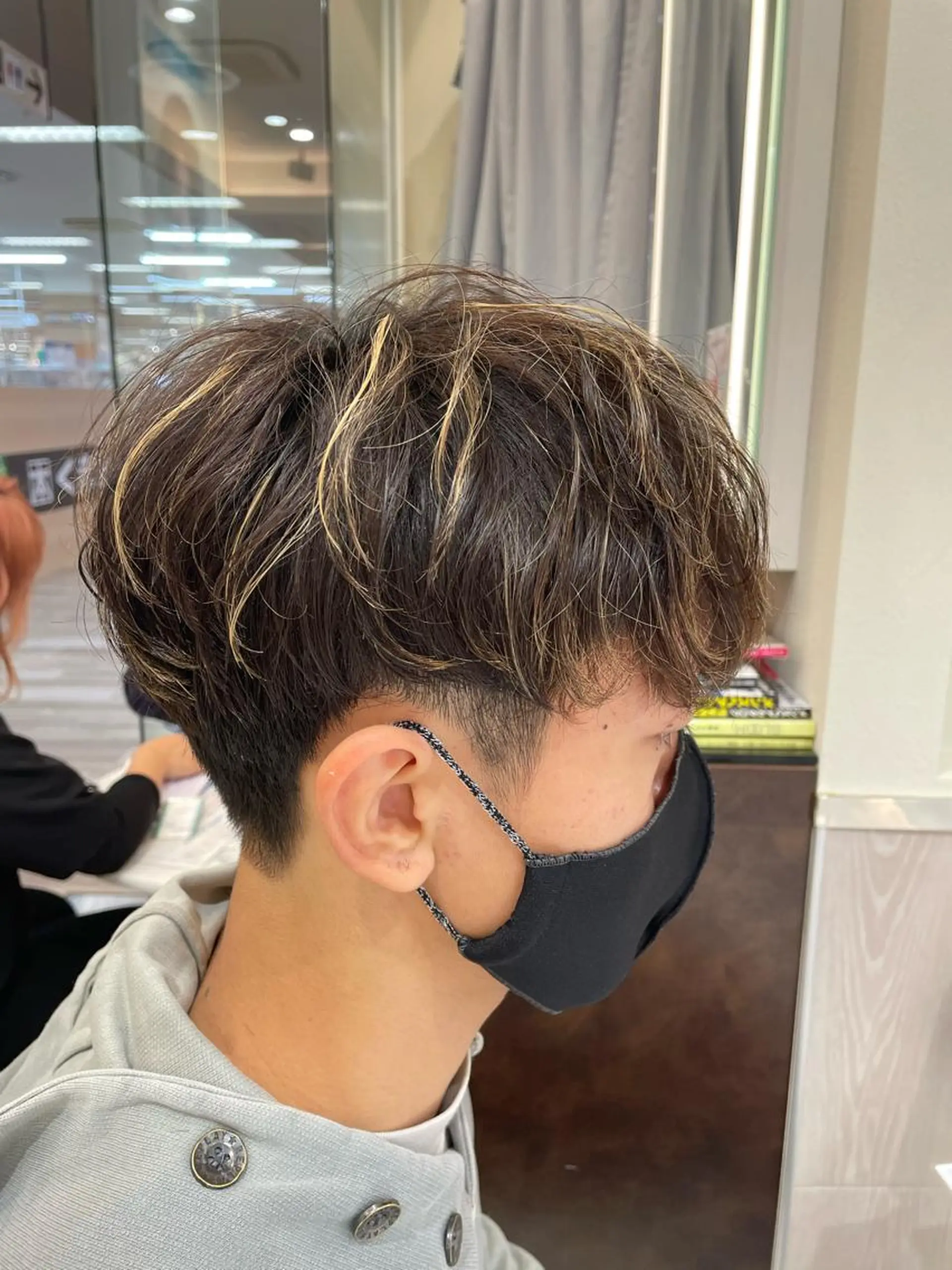 ショート パーマ ハイライト 荒木 理緒のヘアスタイル