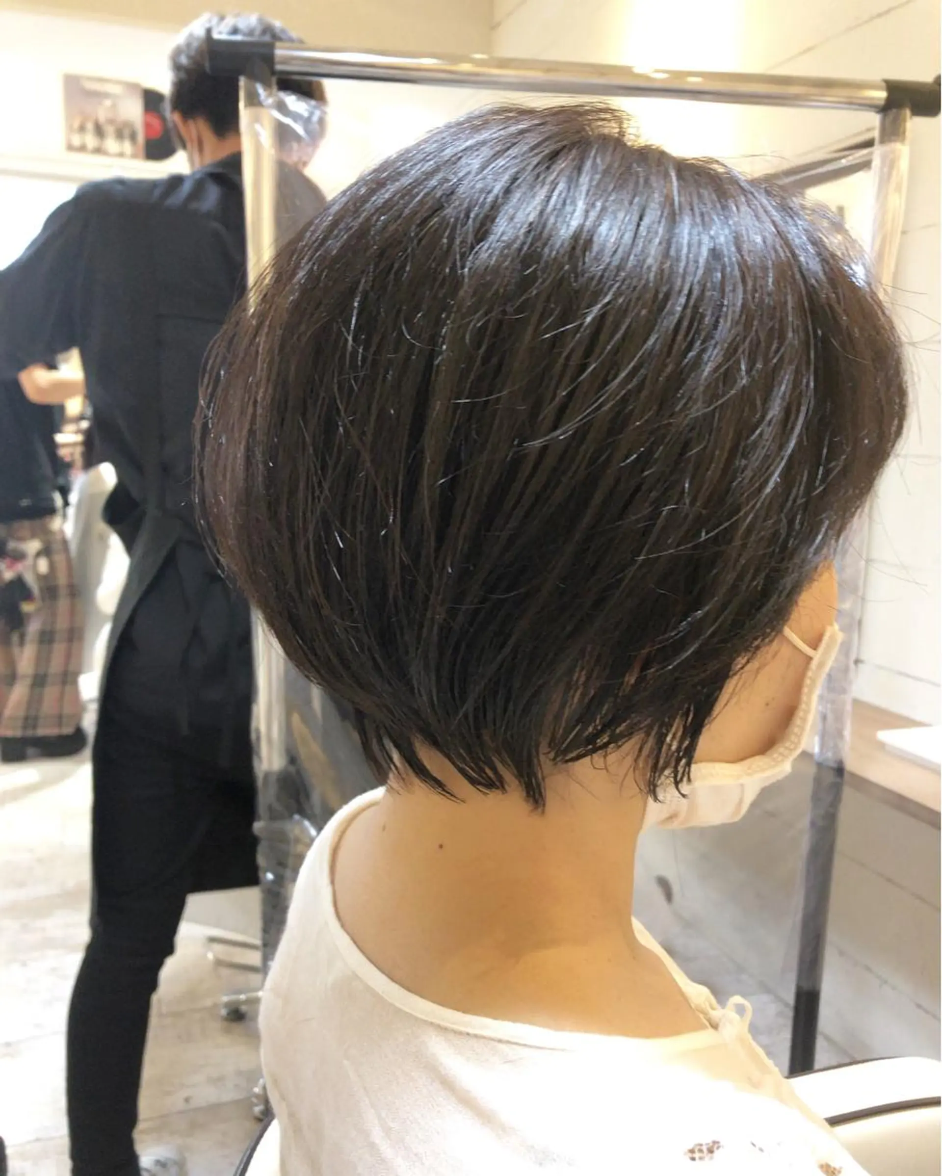 ショート esse大阪茶屋町店所属・レイヤーカット 新井田陽寿のヘアスタイル