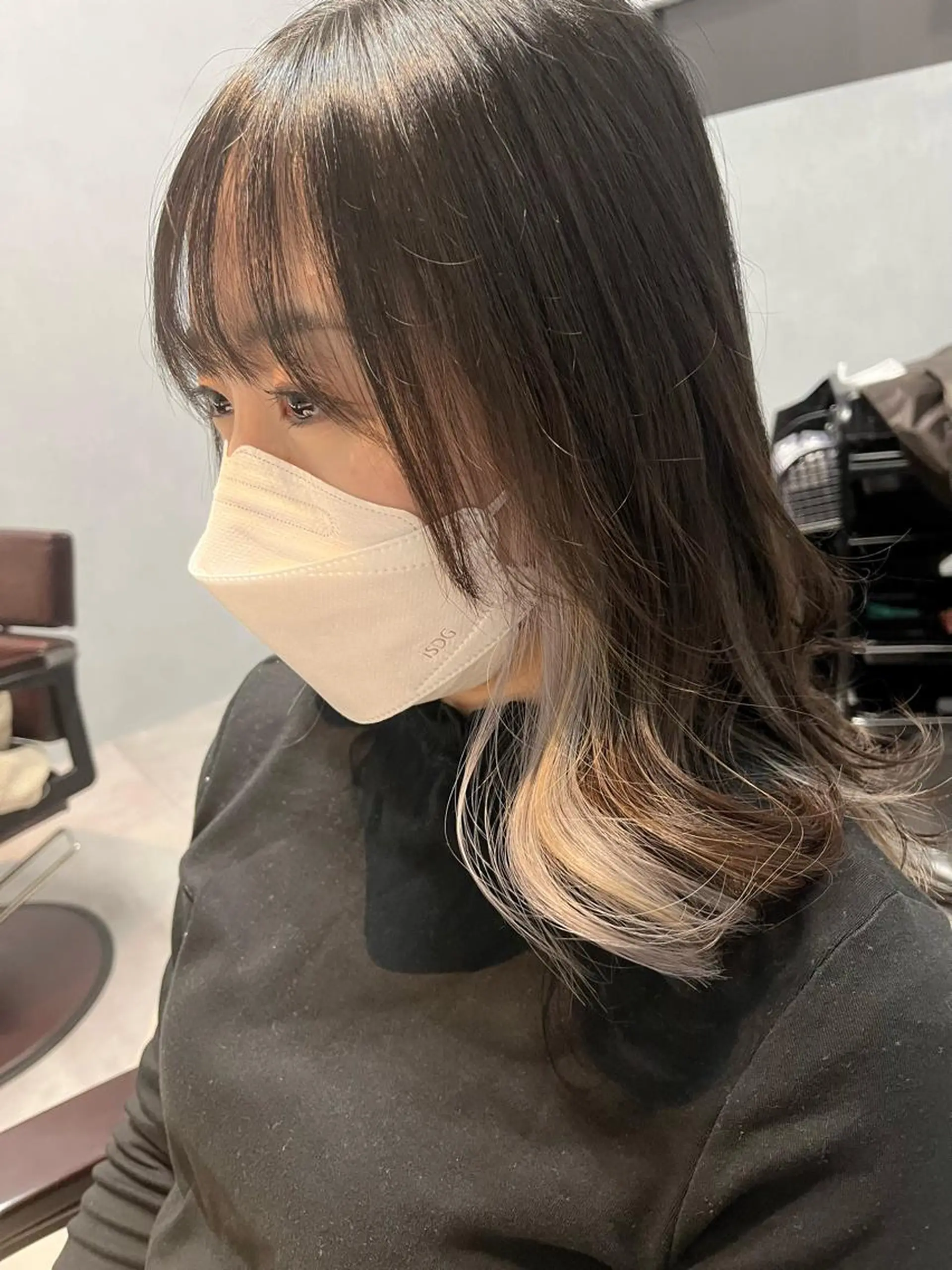 セミロング カラー ブロンド インナーカラー ホワイトブロンド カット ヘアカラー tomoka 推しカラーのヘアスタイル