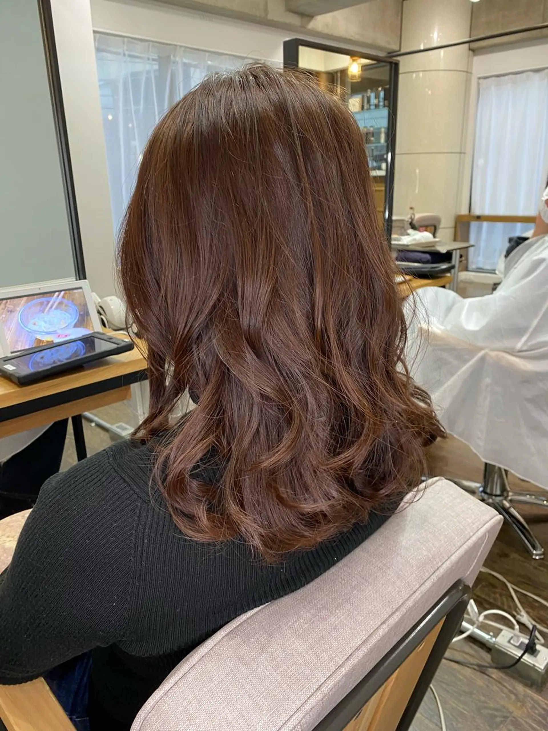 ミディアム カラー ミディアムレイヤー グレージュ ミルクティーグレージュ 髪質改善 レイヤーカット 統括マネージャー/ 髪のドクター/前原悟のヘアスタイル