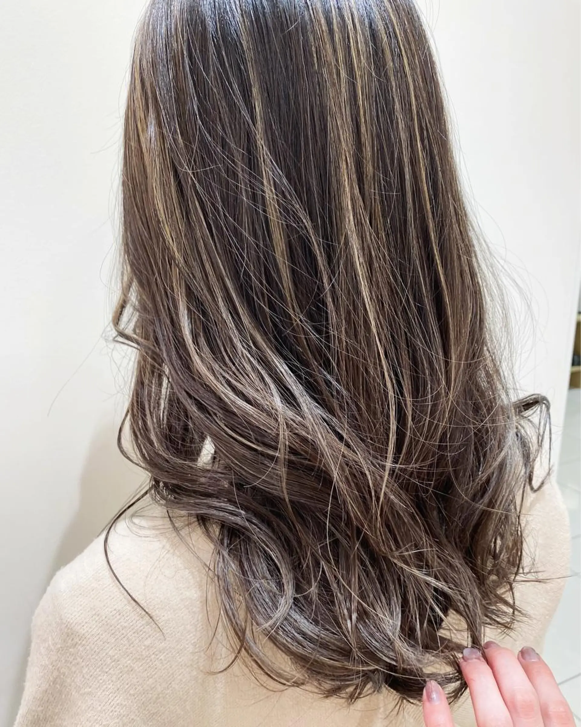 ロング カラー 透明感カラー ハイライトカラー ハイライト カット ヘアカラー トリートメント プレイングカラー🤍 細めハイライトのヘアスタイル