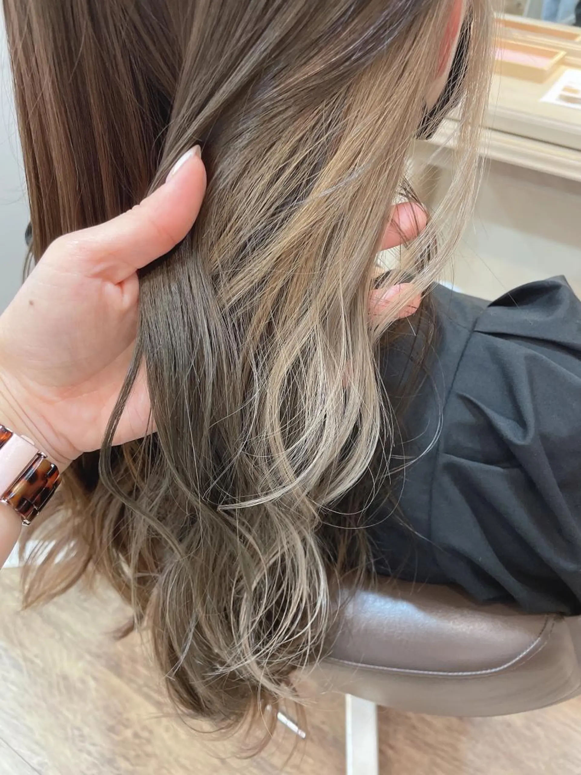 ロング カラー ベージュカラー イヤリングカラー ホワイトベージュ ヘアカラー トリートメント メンズパーマ🌀/ 中村郁未のヘアスタイル