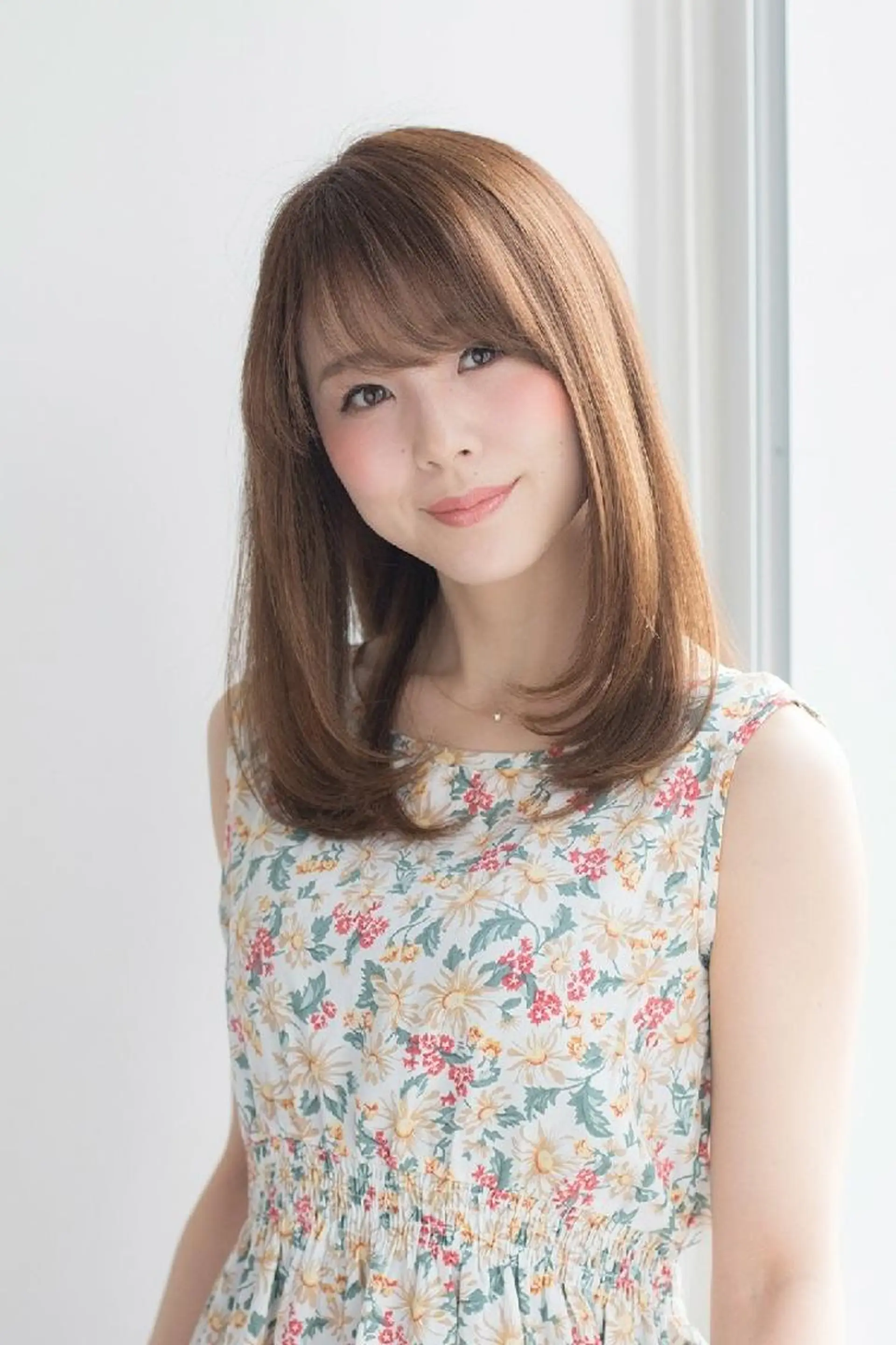 セミロング カラー ネイル マツエク・マツパ ベージュカラー 寺島 伸のヘアスタイル
