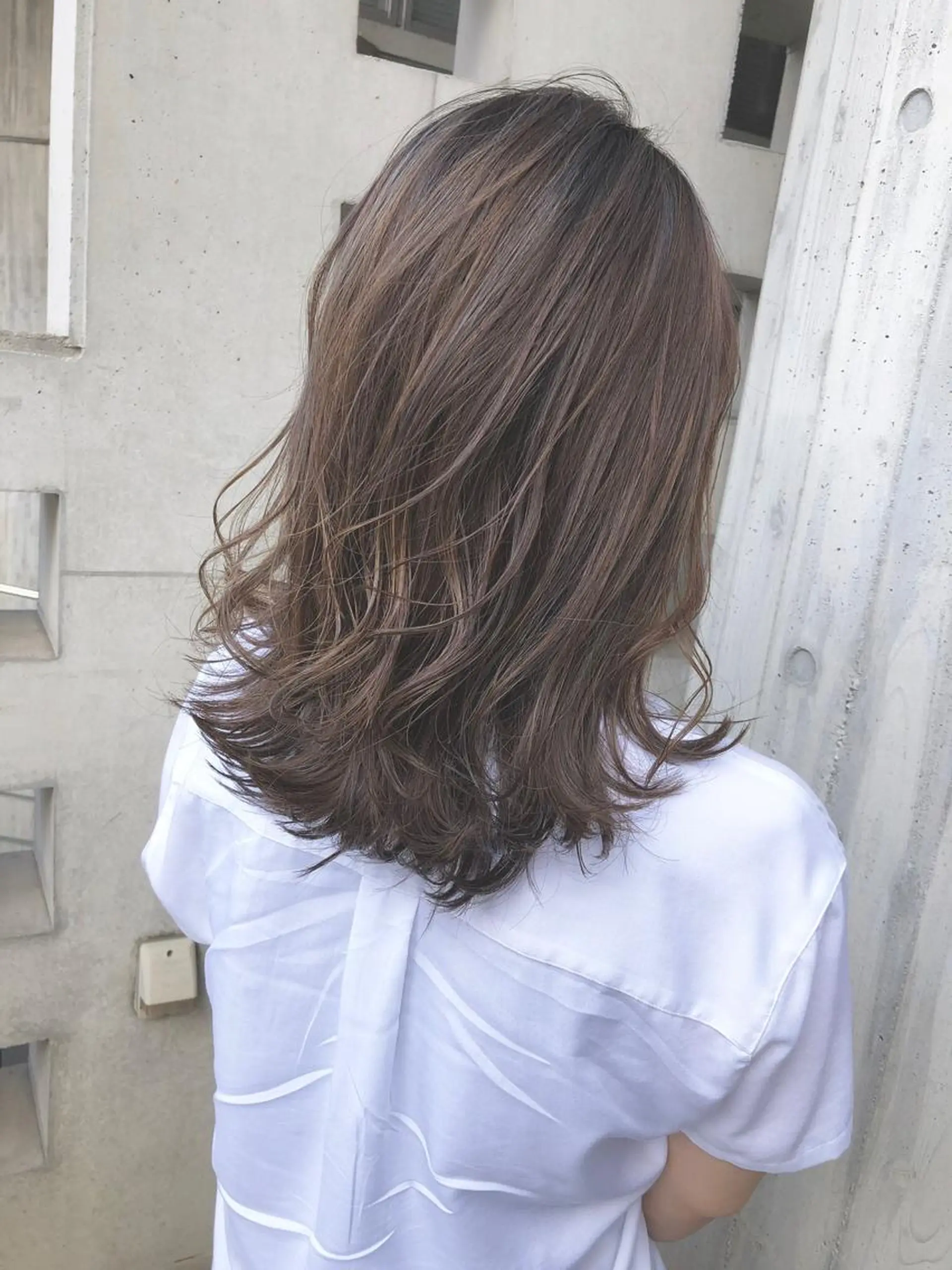 セミロング カラー アディクシーカラー グレージュ ハイライトカラー イルミナカラー シルバー Leverage New York所属・店長 濱口敬太のヘアスタイル