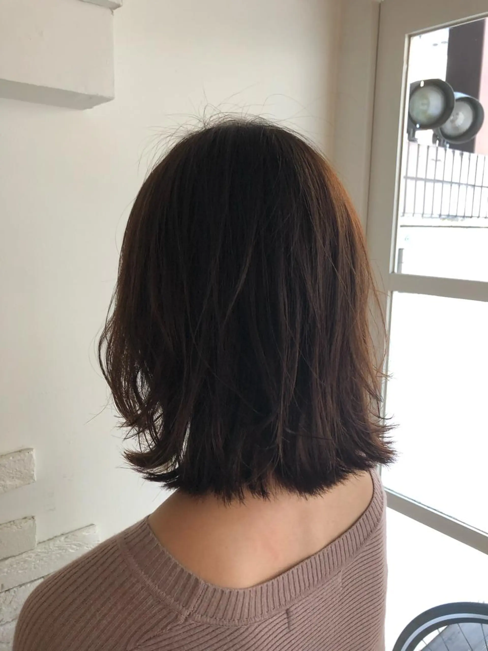 ミディアム カラー ベージュカラー 外ハネヘア カット uni（ウニ）所属・西村 有紗のヘアスタイル