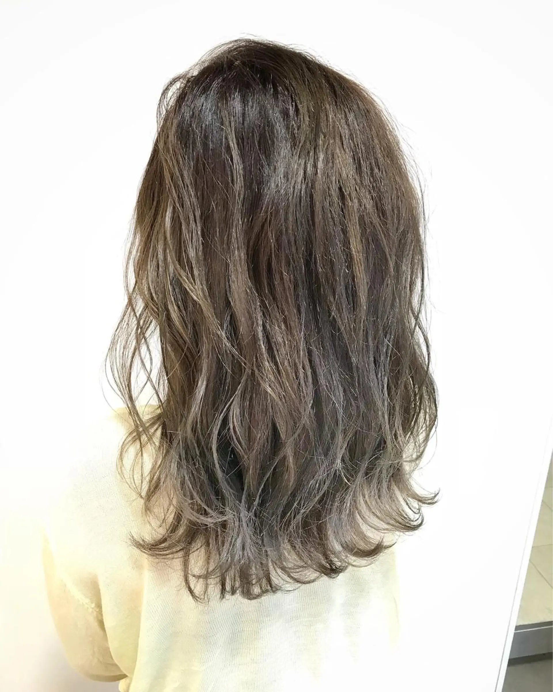 ミディアム カラー アッシュ ベージュカラー 外国人風カラー chiyo yasuのヘアスタイル