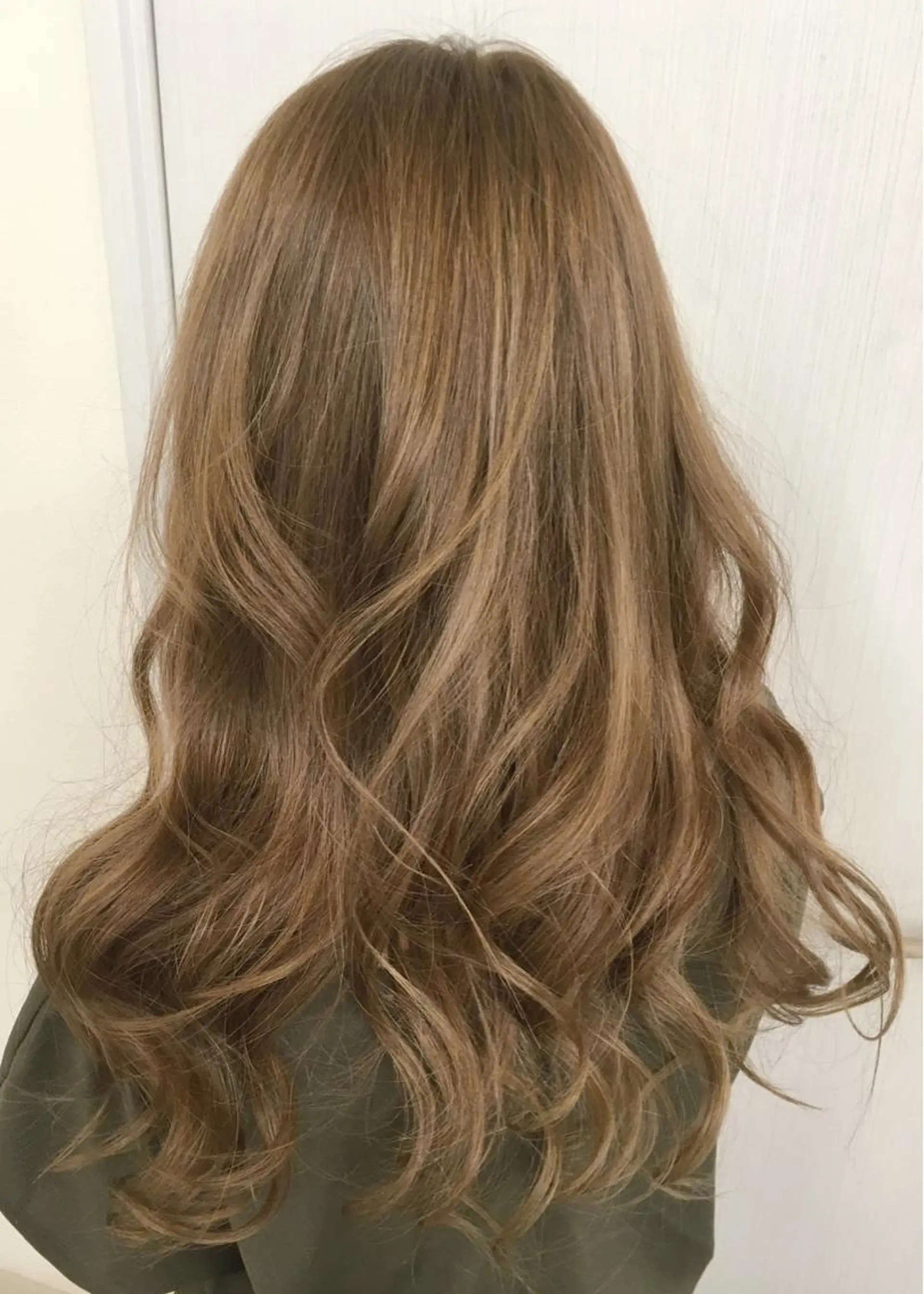 ロング カラー ベージュカラー ブルーム yukiのヘアスタイル