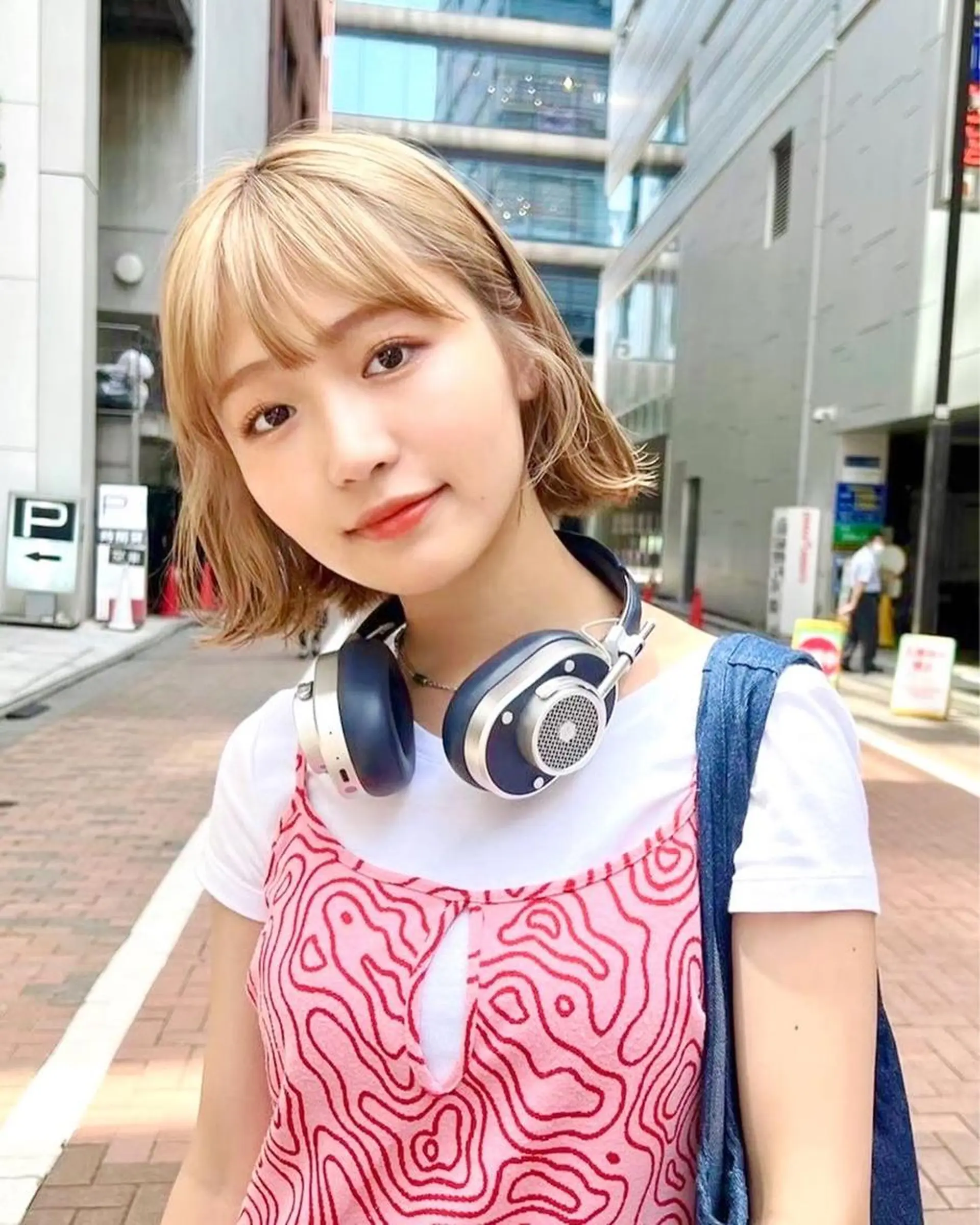 ミディアム カラー 切りっぱなしボブ ブリーチ グレージュ イルミナカラー インナーカラー カット ヘアカラー トリートメント ニュアンスレイヤー ハイトーンカラーのヘアスタイル