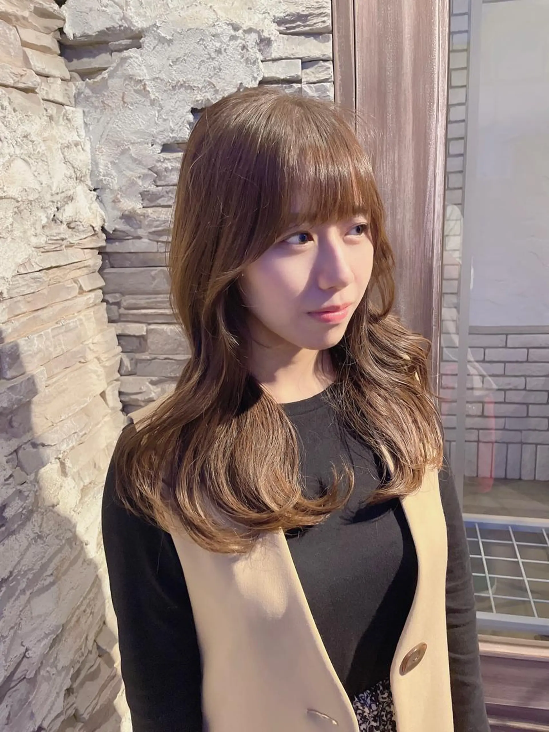 セミロング 顔まわりレイヤー 顔周りカット レイヤーカット ムラ修正ブリーチ 山田眞之介のヘアスタイル