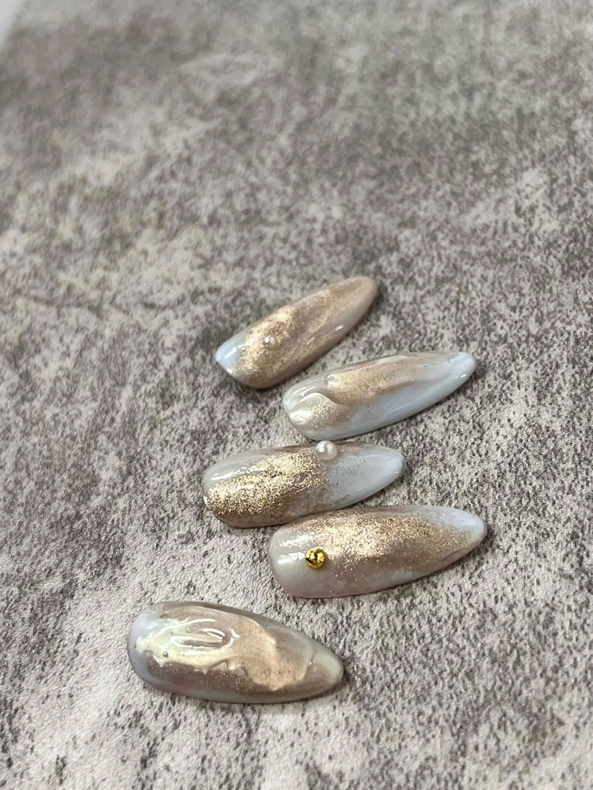 ミディアム ネイル ブルー ゴールド ミラーネイル ニュアンスネイル ピンク RIONnail(リオンネイル)所属・RIONnail Yurikaのネイルデザイン