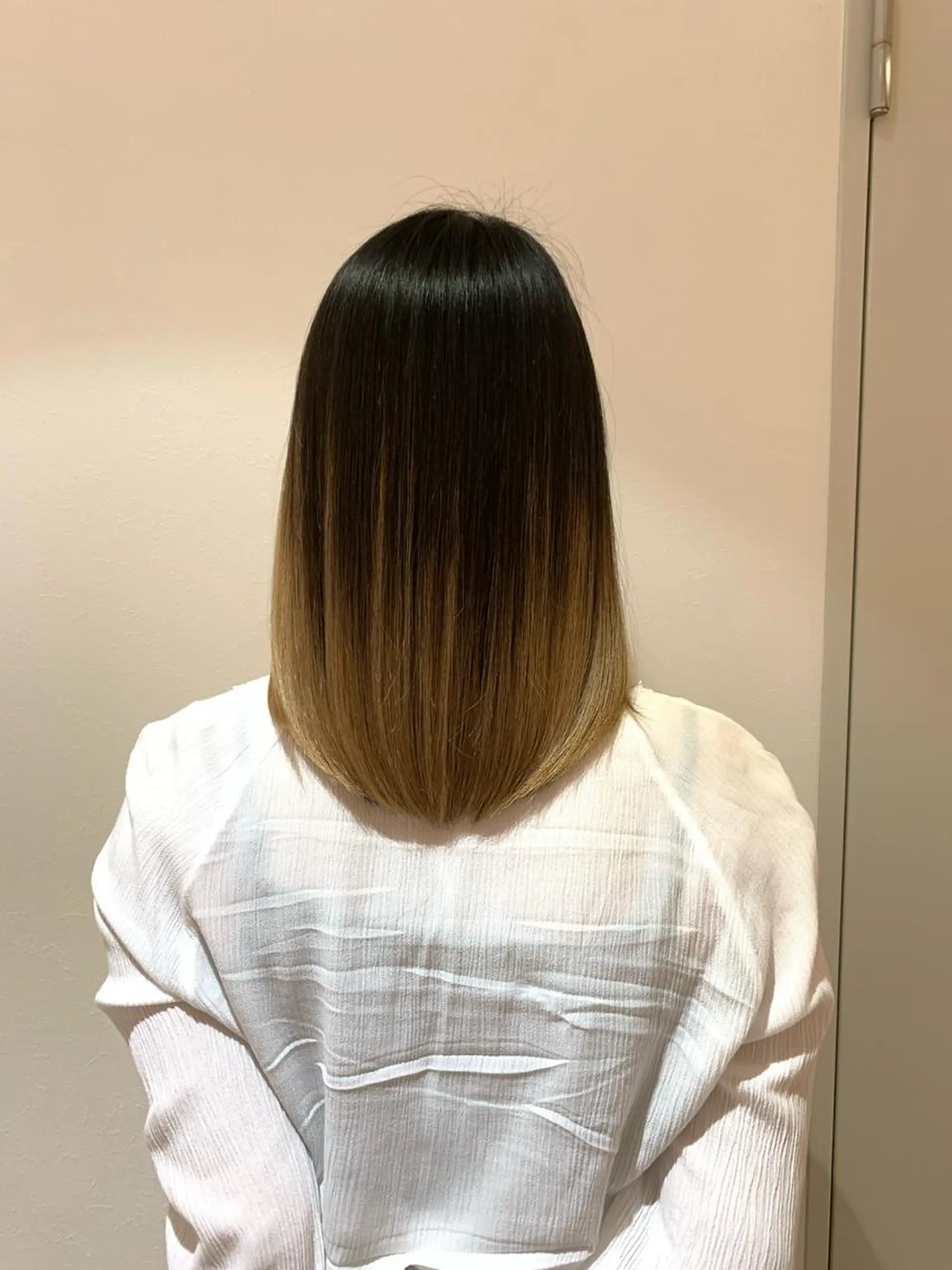 セミロング ケアリスト 秋元のヘアスタイル