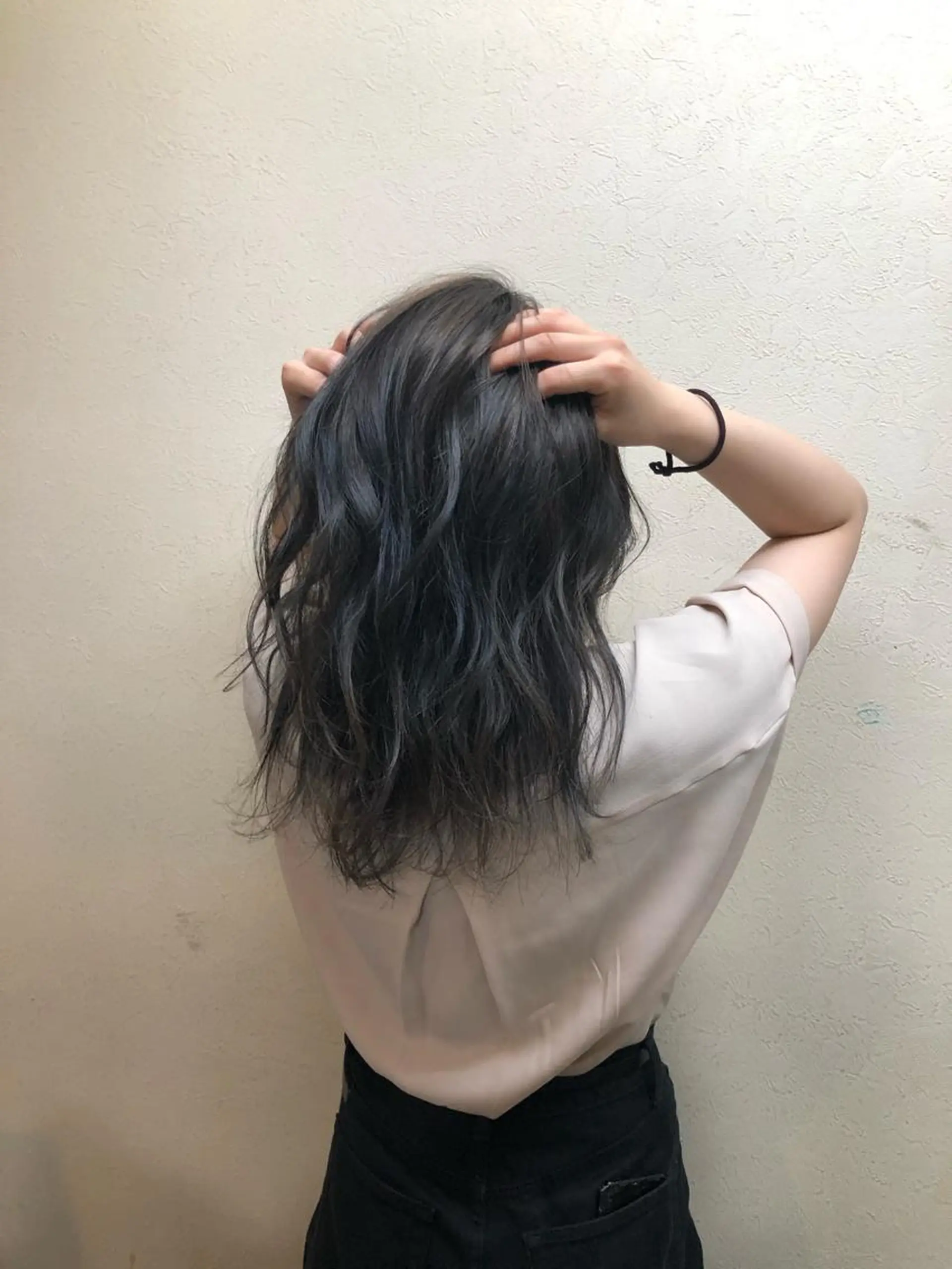 ミディアム カラー ブリーチ ブルーカラー ブルージュ 山崎 雄太のヘアスタイル