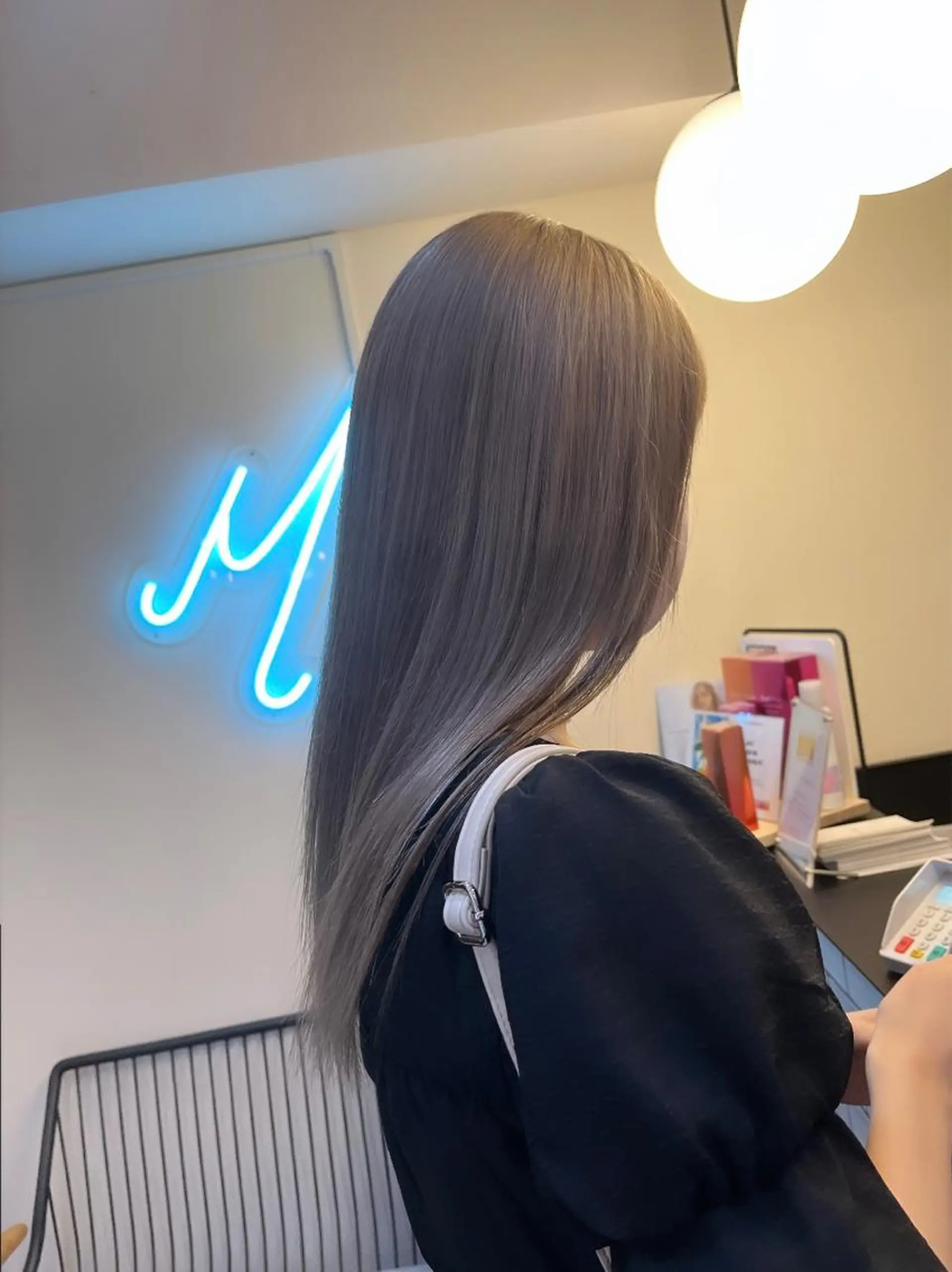 セミロング カラー ヘアアレンジ ベージュカラー ブリーチ シルバー シルバーベージュ ヘアカラー ハイトーンヘアセット 🦋yuri🦋のヘアスタイル