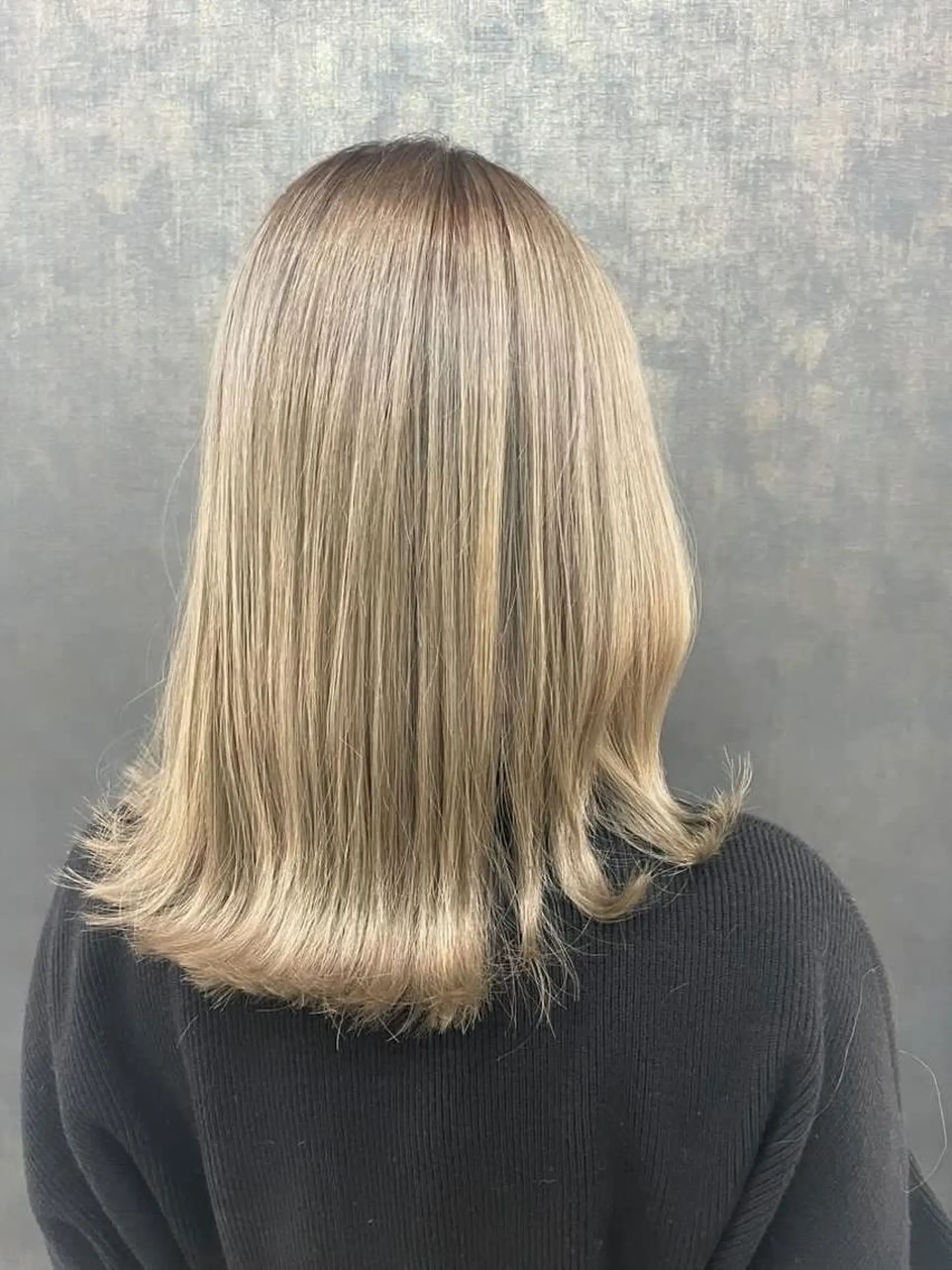 ミディアム カット ヘアカラー 色落ちまで2度綺麗な ハイトーン🪞／ミクのヘアスタイル