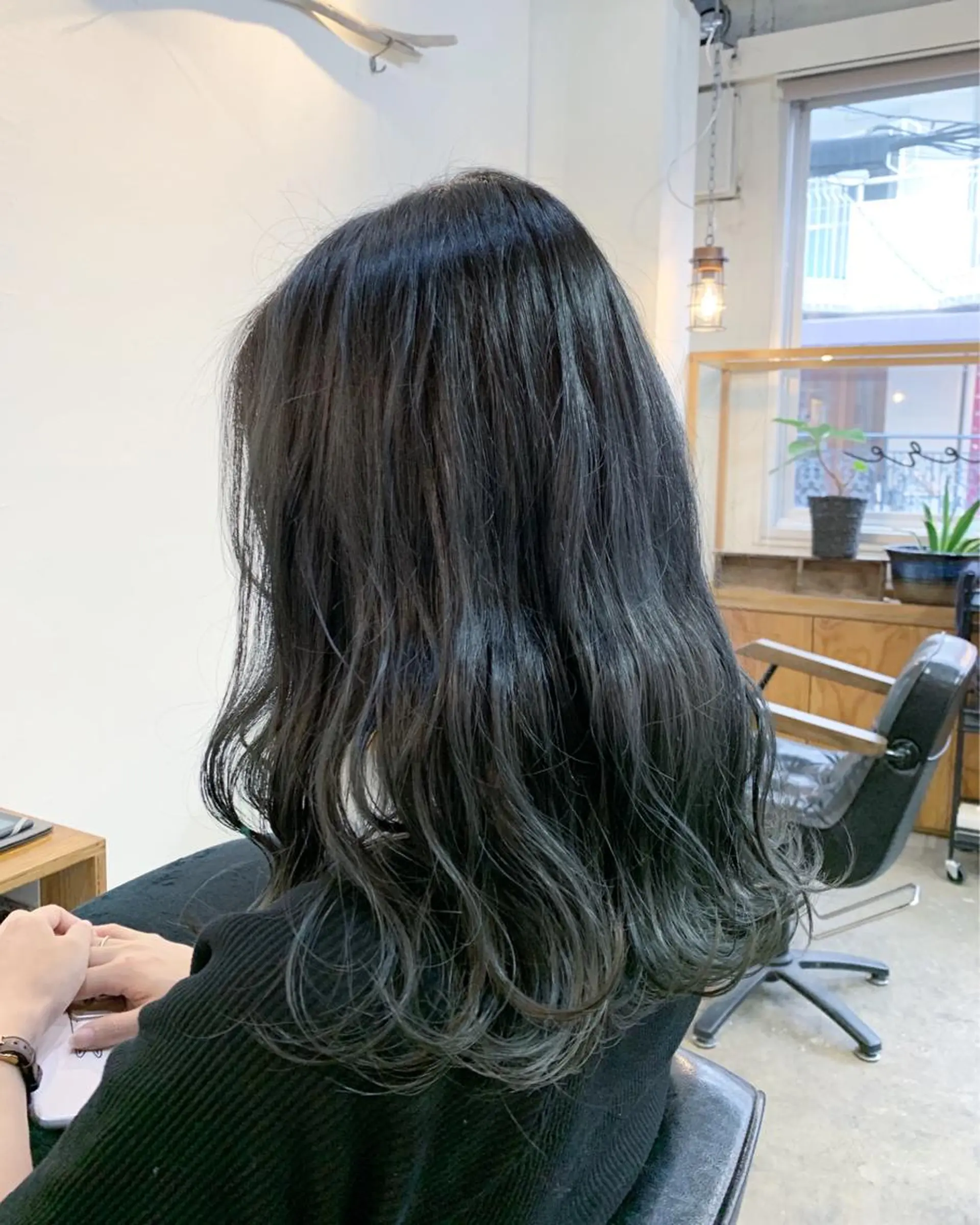 セミロング カラー ブルーカラー ブルージュ LEB所属・下河 宗太のヘアスタイル