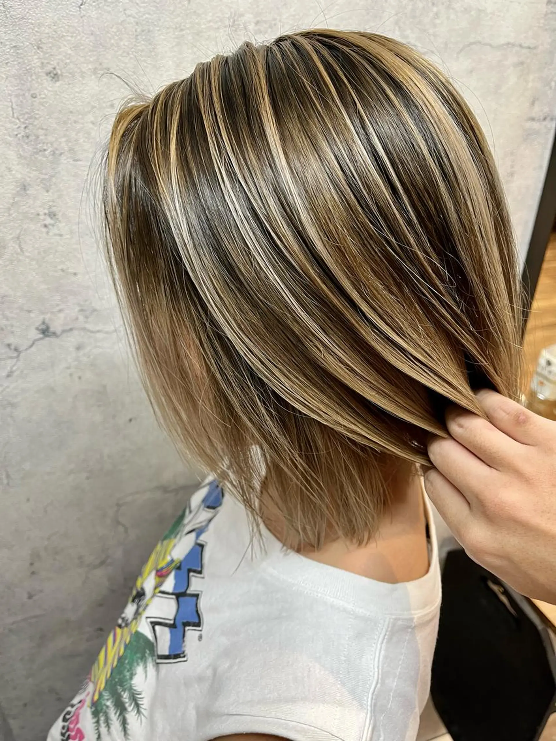 ミディアム カラー バレイヤージュ ベージュカラー ホワイトベージュ レイヤーカット カット トリートメント 松井 敬太郎のヘアスタイル