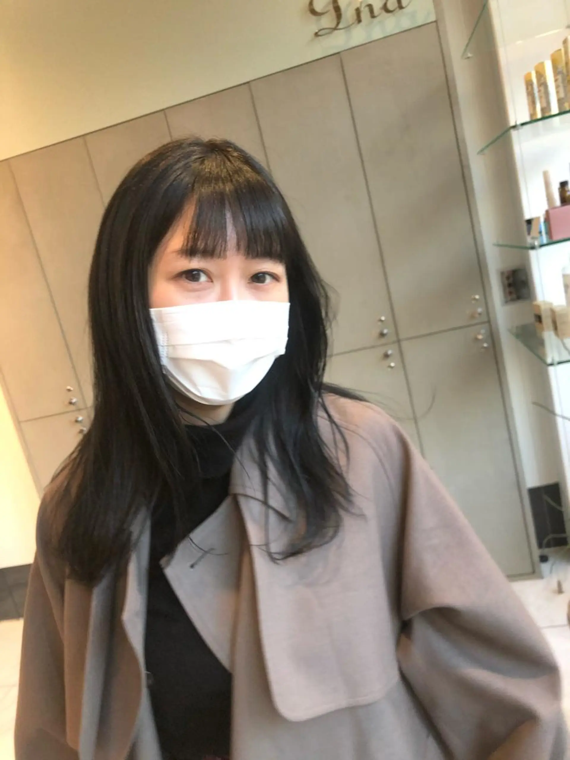 セミロング カラー 黒髪 古屋 花織のヘアスタイル