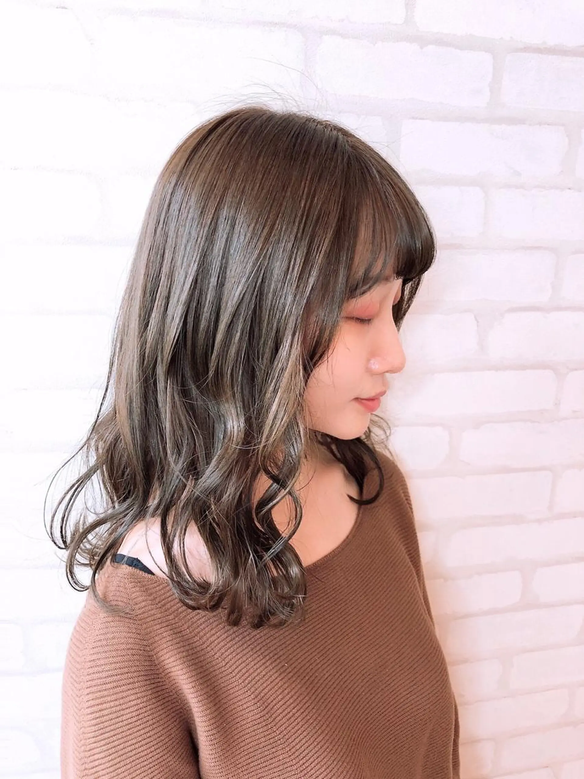 セミロング カラー ヘアカラー トリートメント アオガミ （前髪顔周りカット）のヘアスタイル