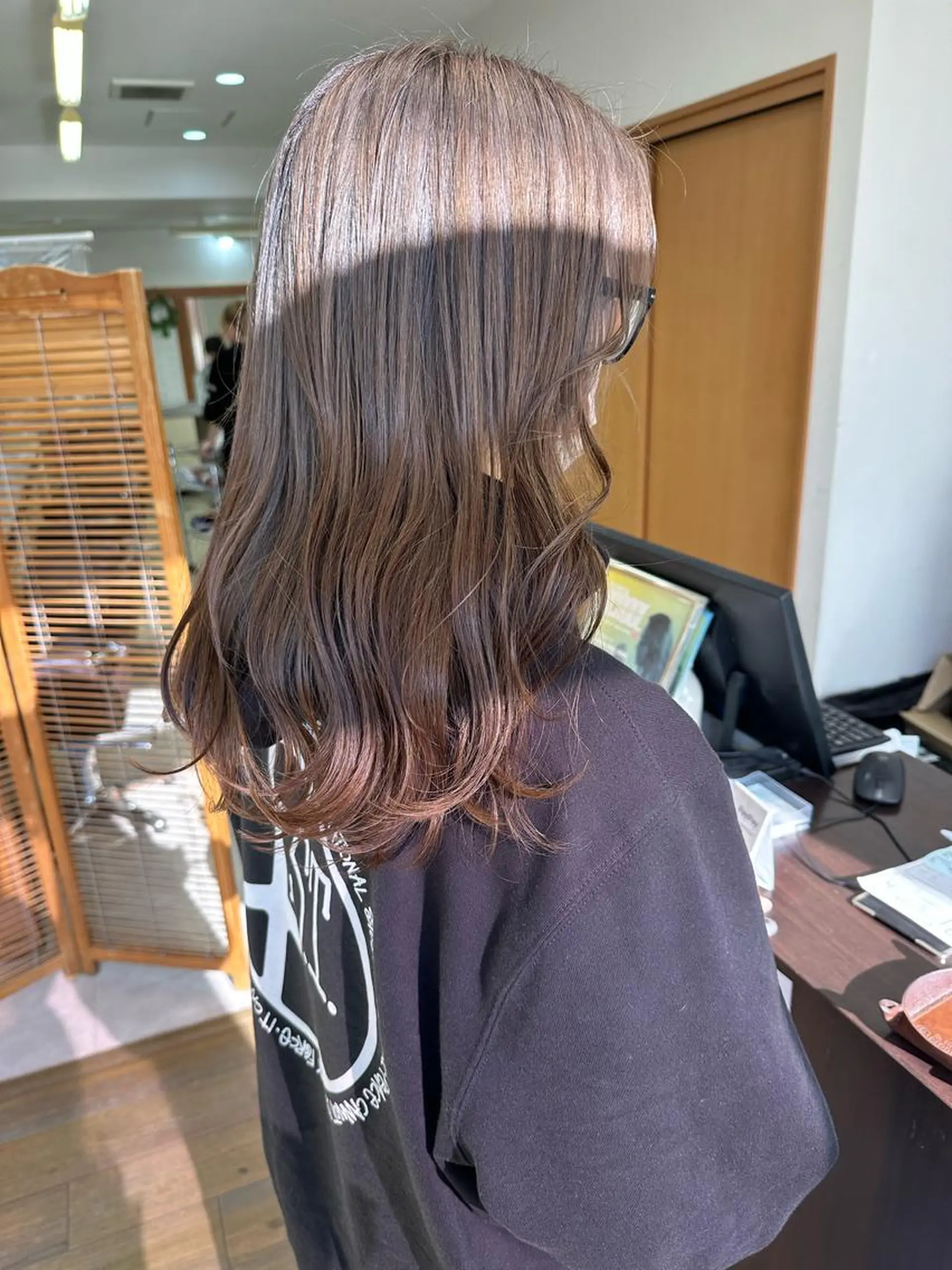 セミロング カラー peg.hair所属・ブリーチカラー🫧 森　凪沙のヘアスタイル