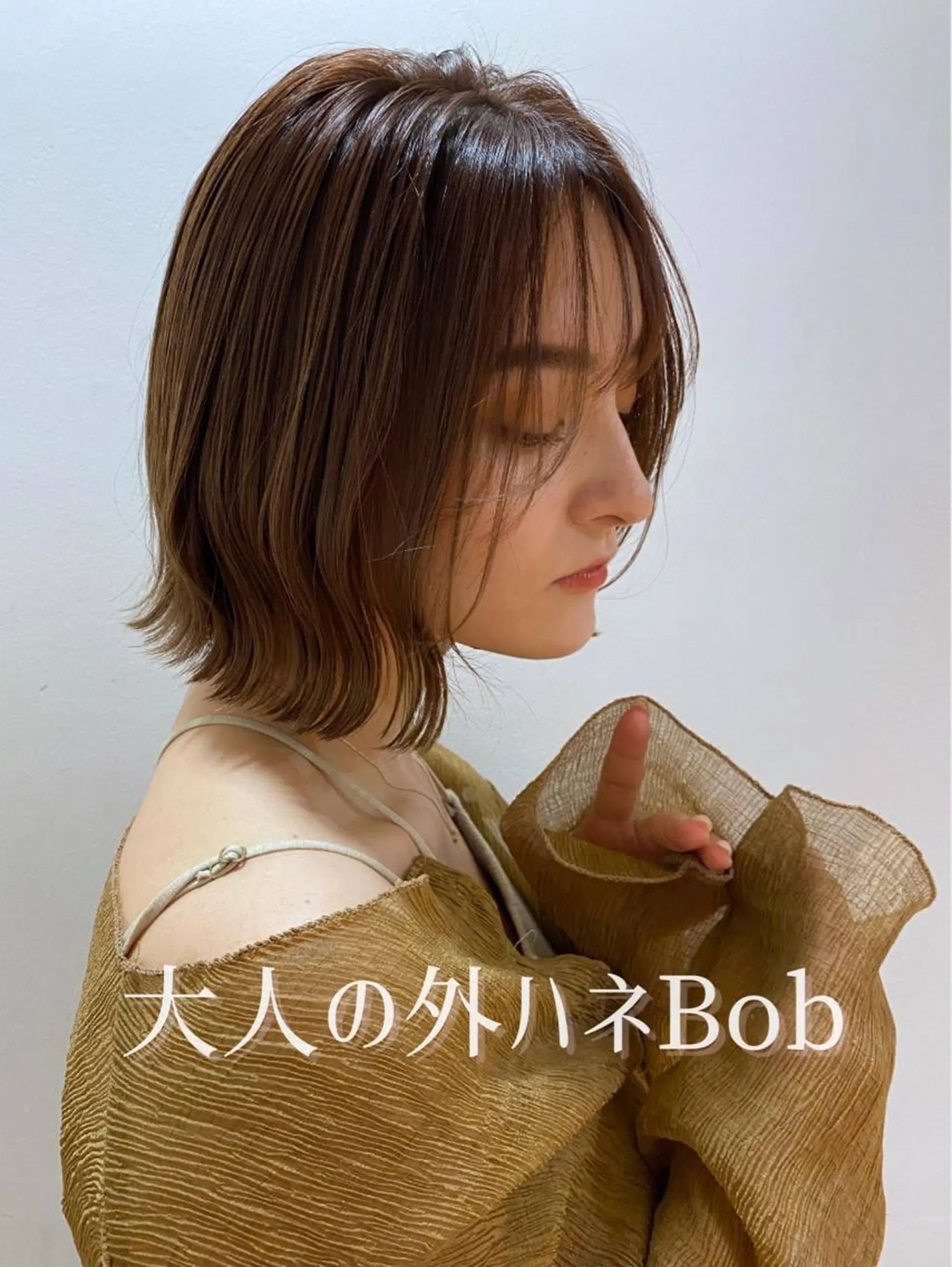 ショート カラー ブラウンカラー ハイライトカラー ボブ ハイライト 外ハネヘア ベージュ/インナー カラー🤍Rieのヘアスタイル