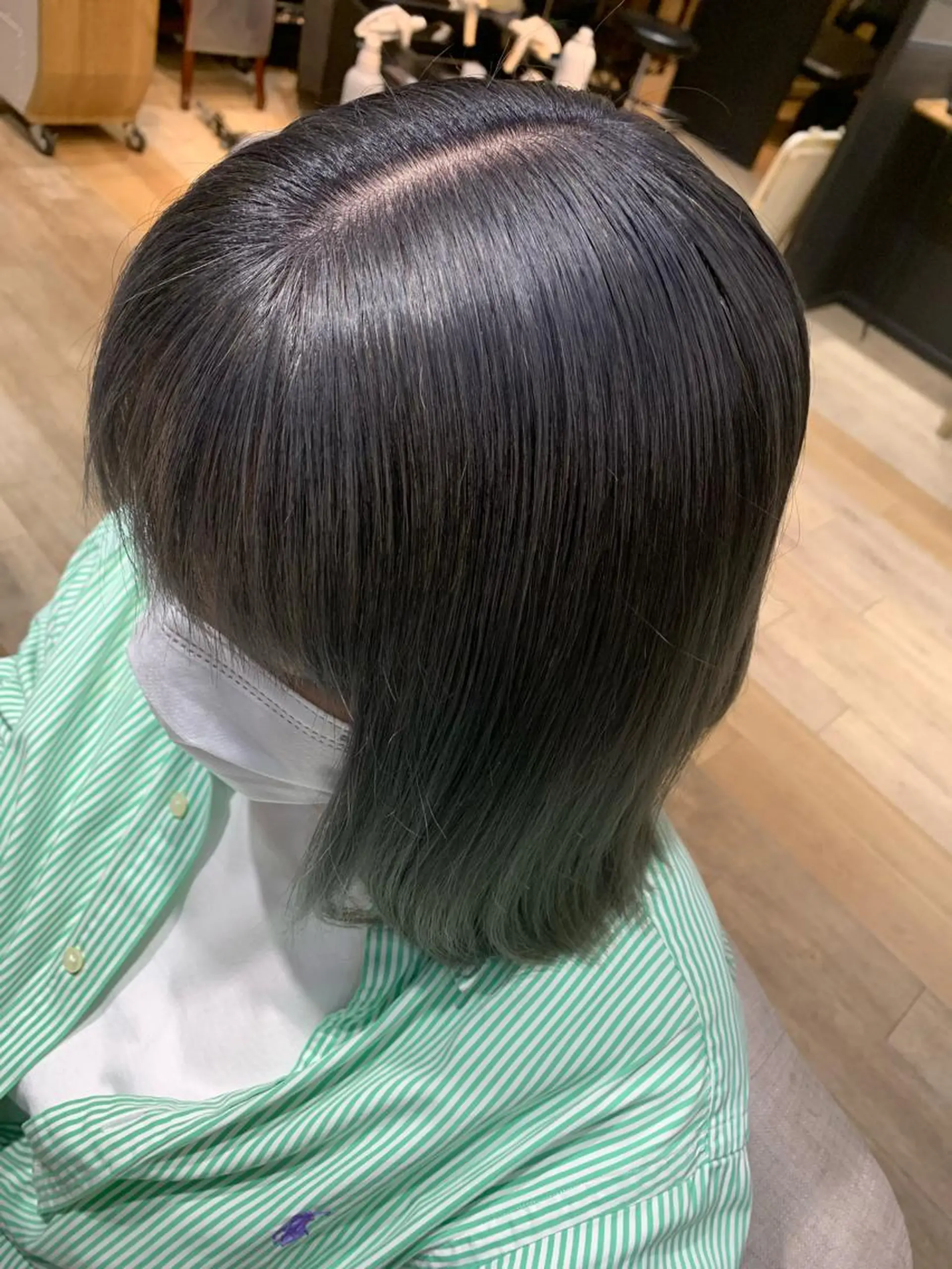ミディアム カラー ブリーチ シルバー 上田 紗也のヘアスタイル