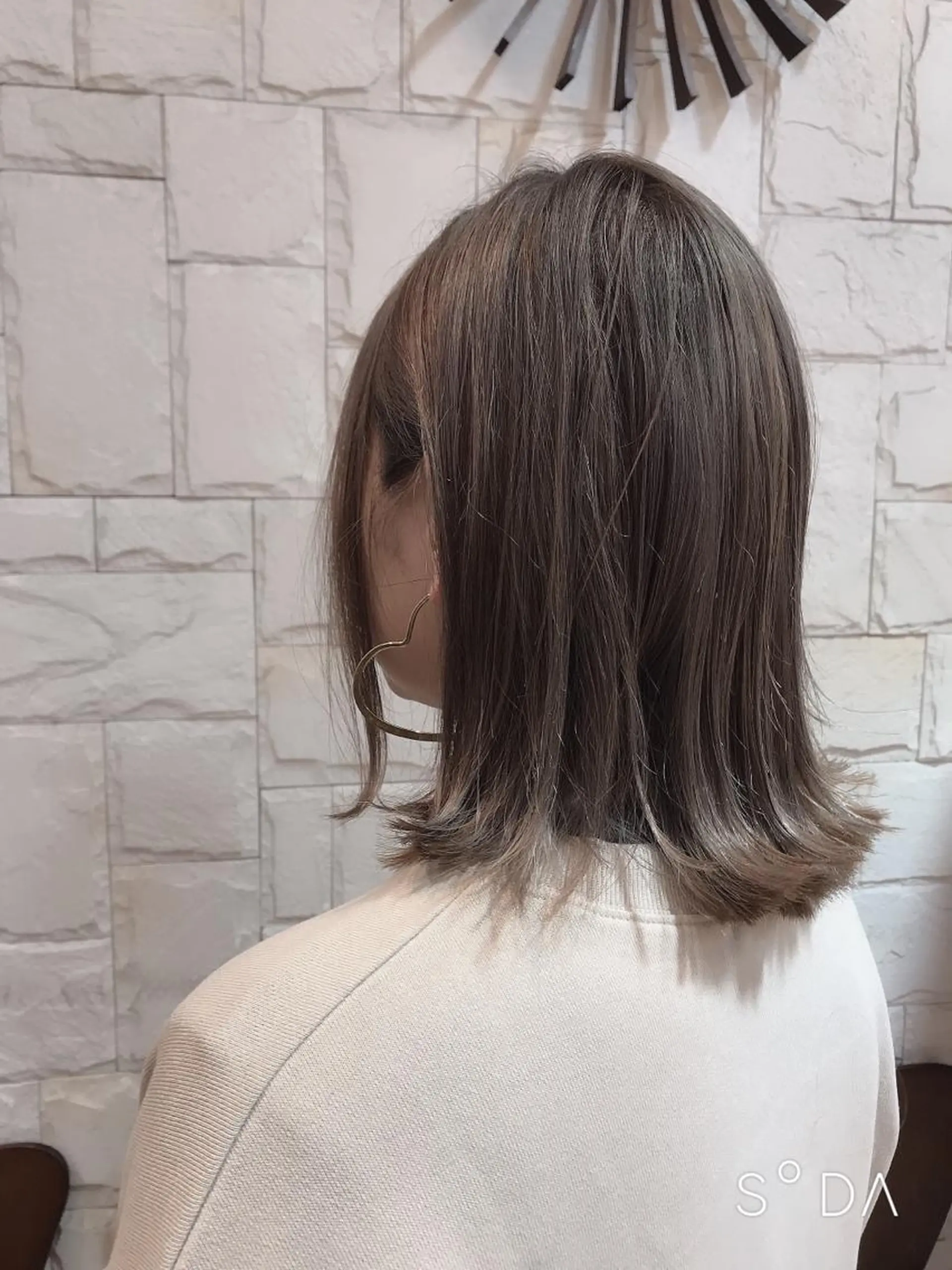 セミロング カラー ブリーチ ハイライトカラー シルバー ハイライト 川崎 祐介のヘアスタイル