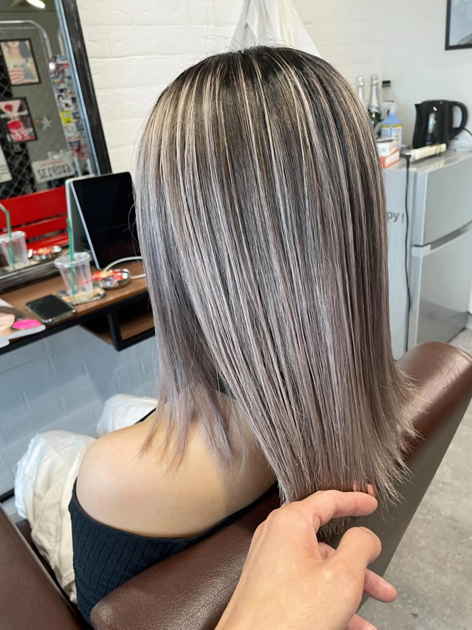 ミディアム カラー 切りっぱなしボブ ボブレイヤー バレイヤージュ ベージュカラー ハイライトカラー ヘアカラー トリートメント WONK. ウォンク 心斎橋のヘアスタイル